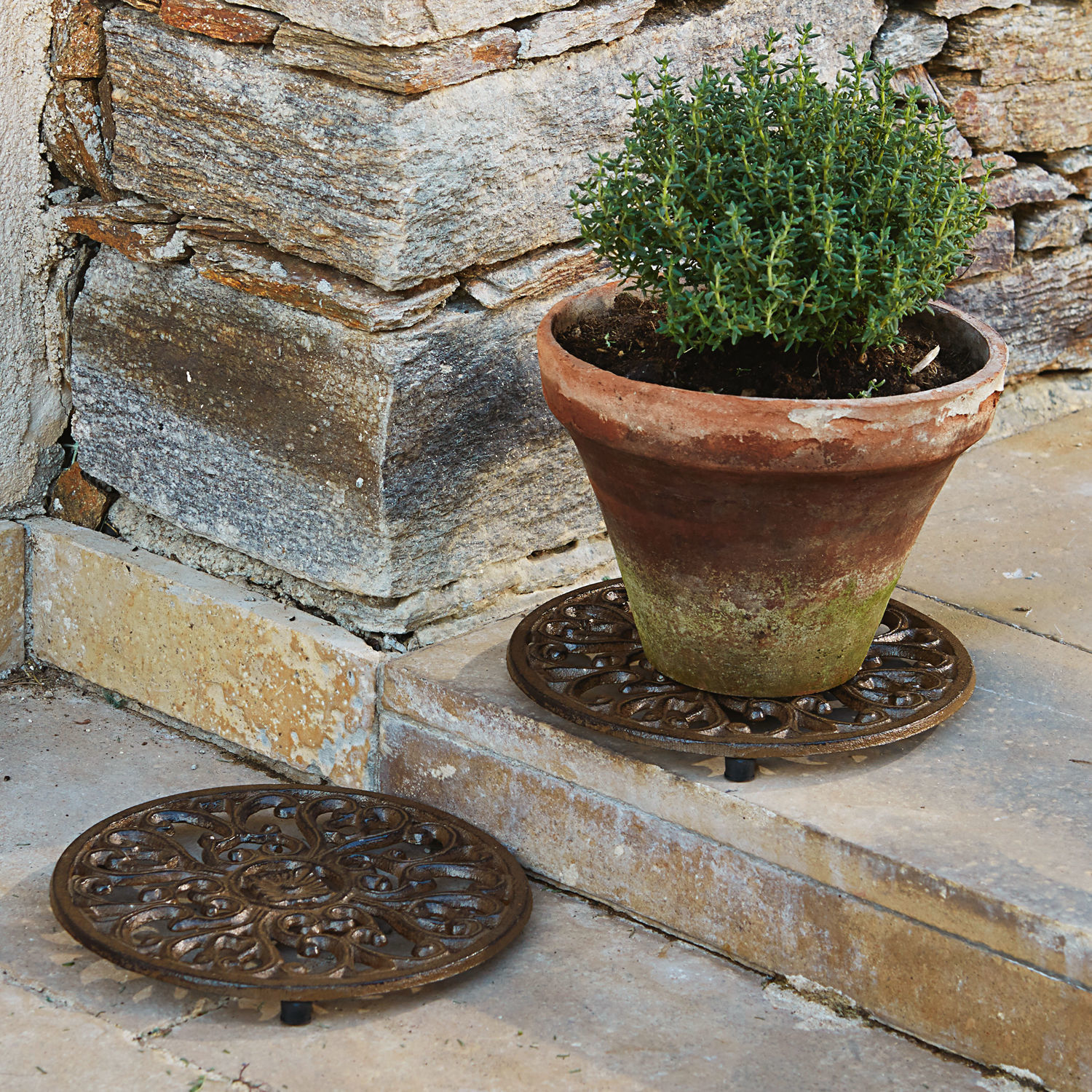 Onderzetter set van 2 Winton Ronde bruine gietijzeren plantenonderzetter met decoratief patroon, geschikt voor tuinplanten
