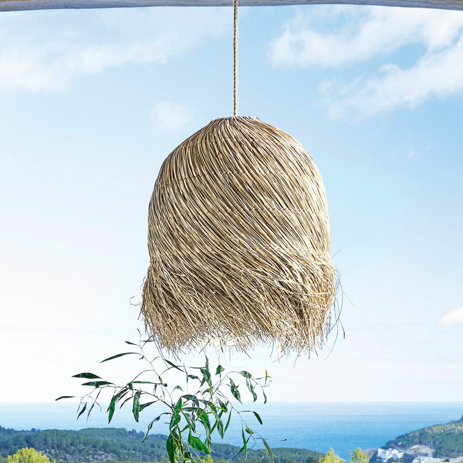 Abat-jour Little Shereena Suspension en rotin naturel beige, lampe décorative suspendue pour intérieur et terrasse avec vue mer