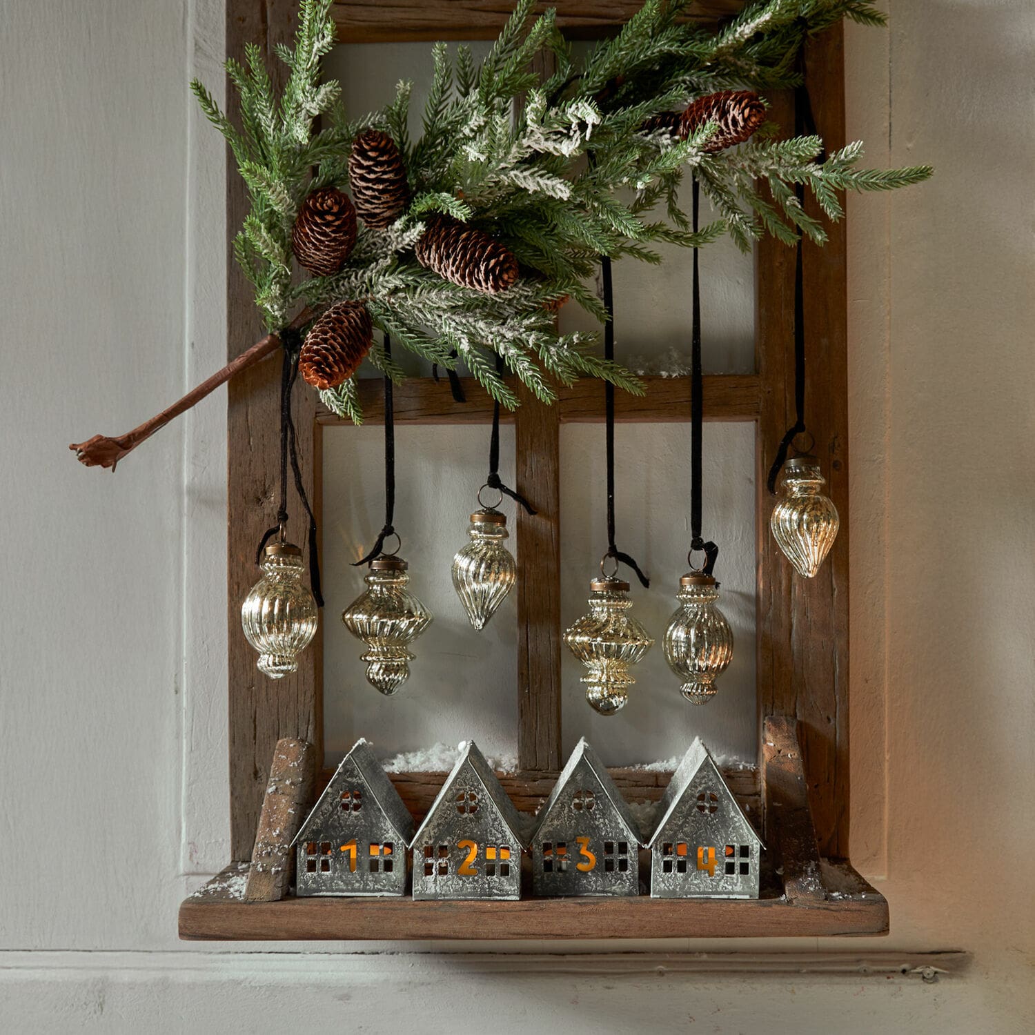 Décorations de Noël, set de 6 Everelles Maisons en métal numérotées 1 à 4 avec éclairage, décorations en verre suspendues et branche de sapin