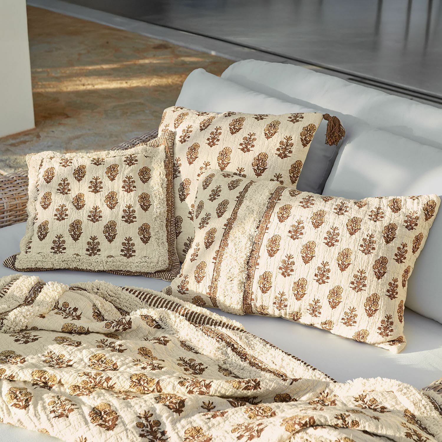 Kussenhoes set van 3 Arsalan Beige katoenen kussen- en deken set met bruin bloemenpatroon voor woonkamer
