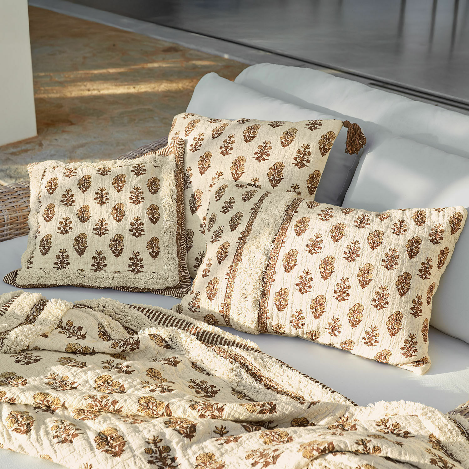 Kussenhoes set van 3 Arsalan Beige katoenen kussen- en deken set met bruin bloemenpatroon voor woonkamer