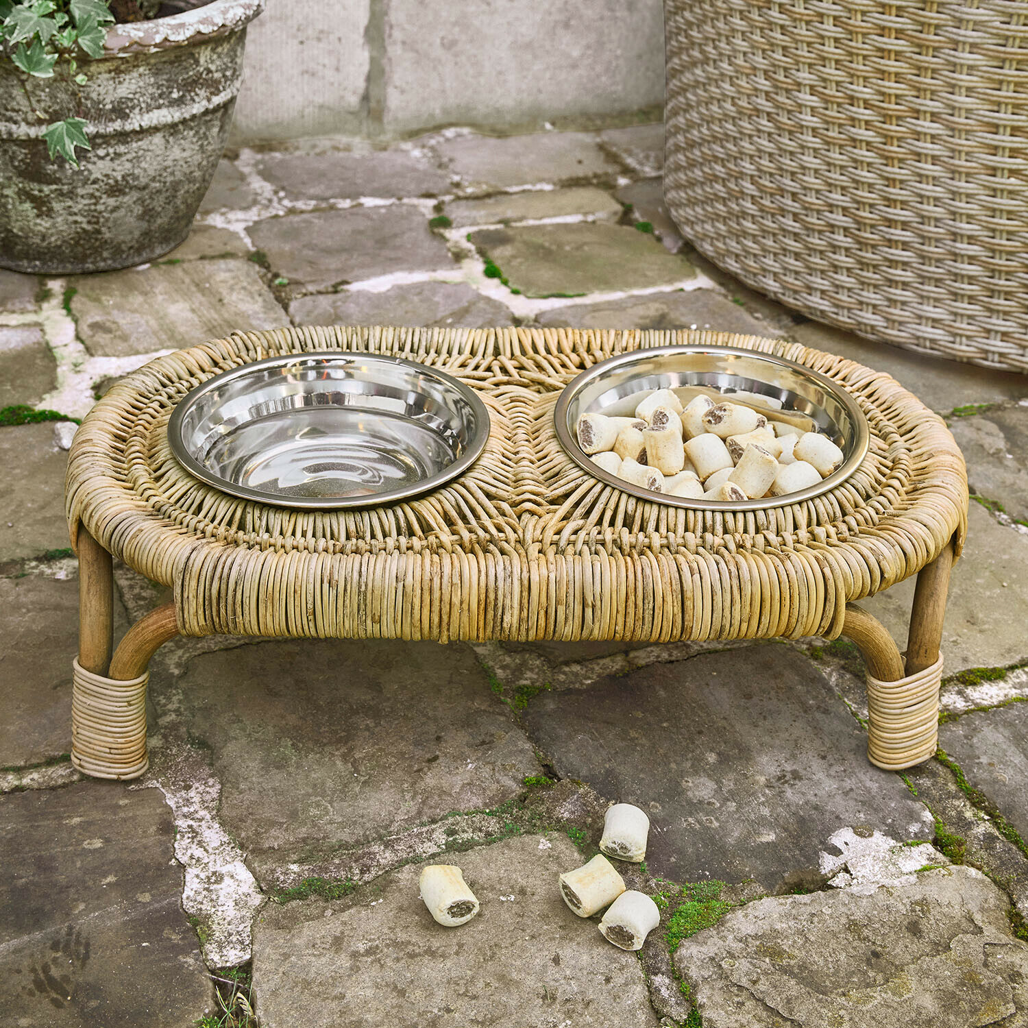 Double gamelle pour animaux avec bols en métal sur support en osier couleur naturelle