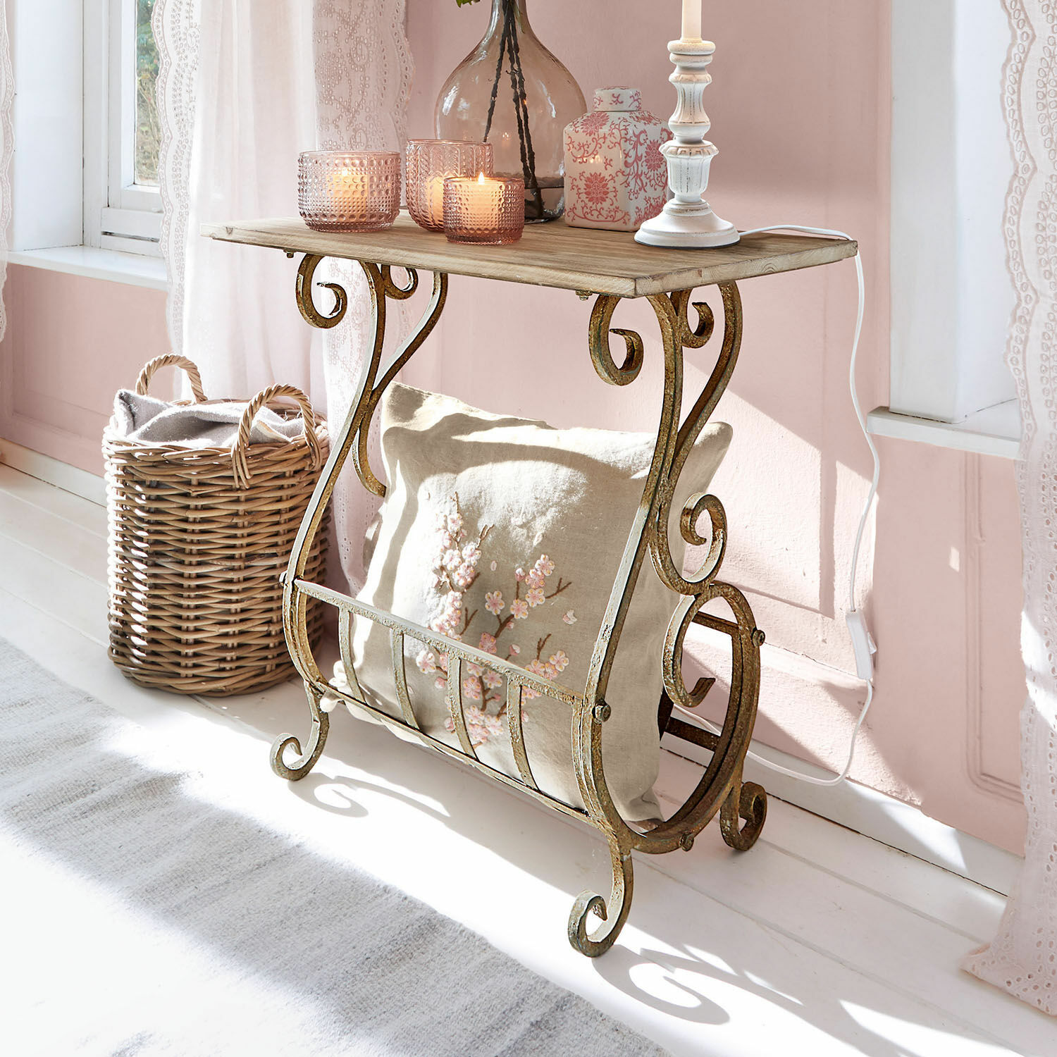 Sidetable Ciattos Vintage console met metalen frame en houten blad, kussen en decoratie in lichte kamer