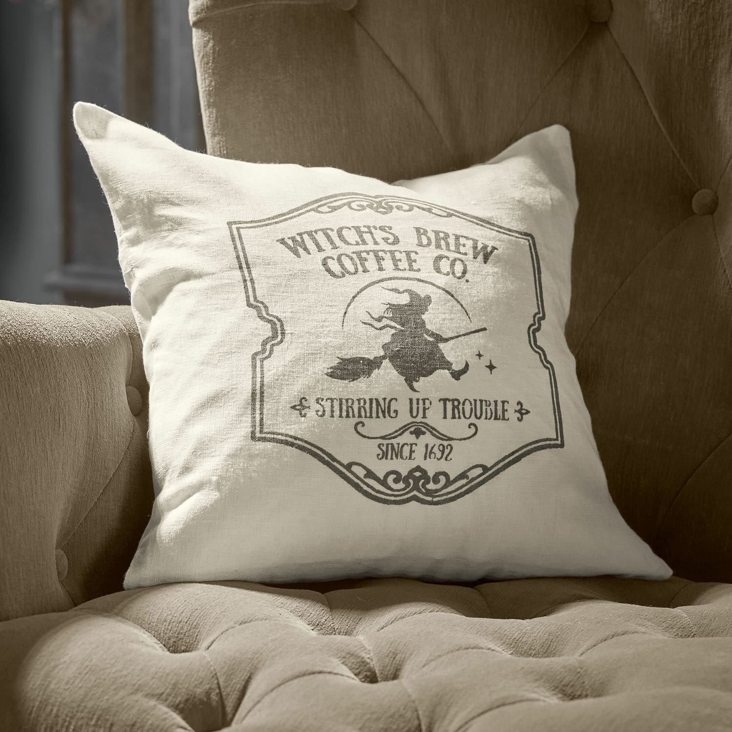 Kussenhoes Morivelle Beige linnen kussen met heksenprint op bezem, vintage woondecoratie voor woonkamer