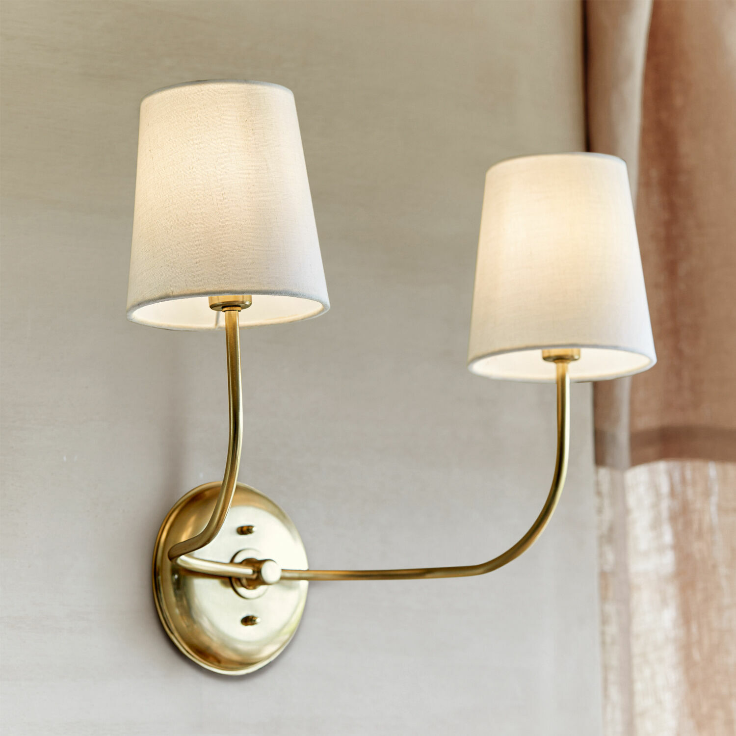 Wandlamp Plainfield Dubbele wandlamp van messing met crèmekleurige stoffen lampenkappen voor sfeervolle binnenverlichting