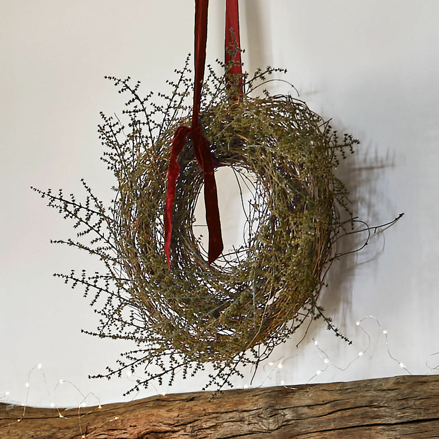Krans Almique Natuurlijke krans van takken met rood fluwelen lint voor wand- en interieurdecoratie