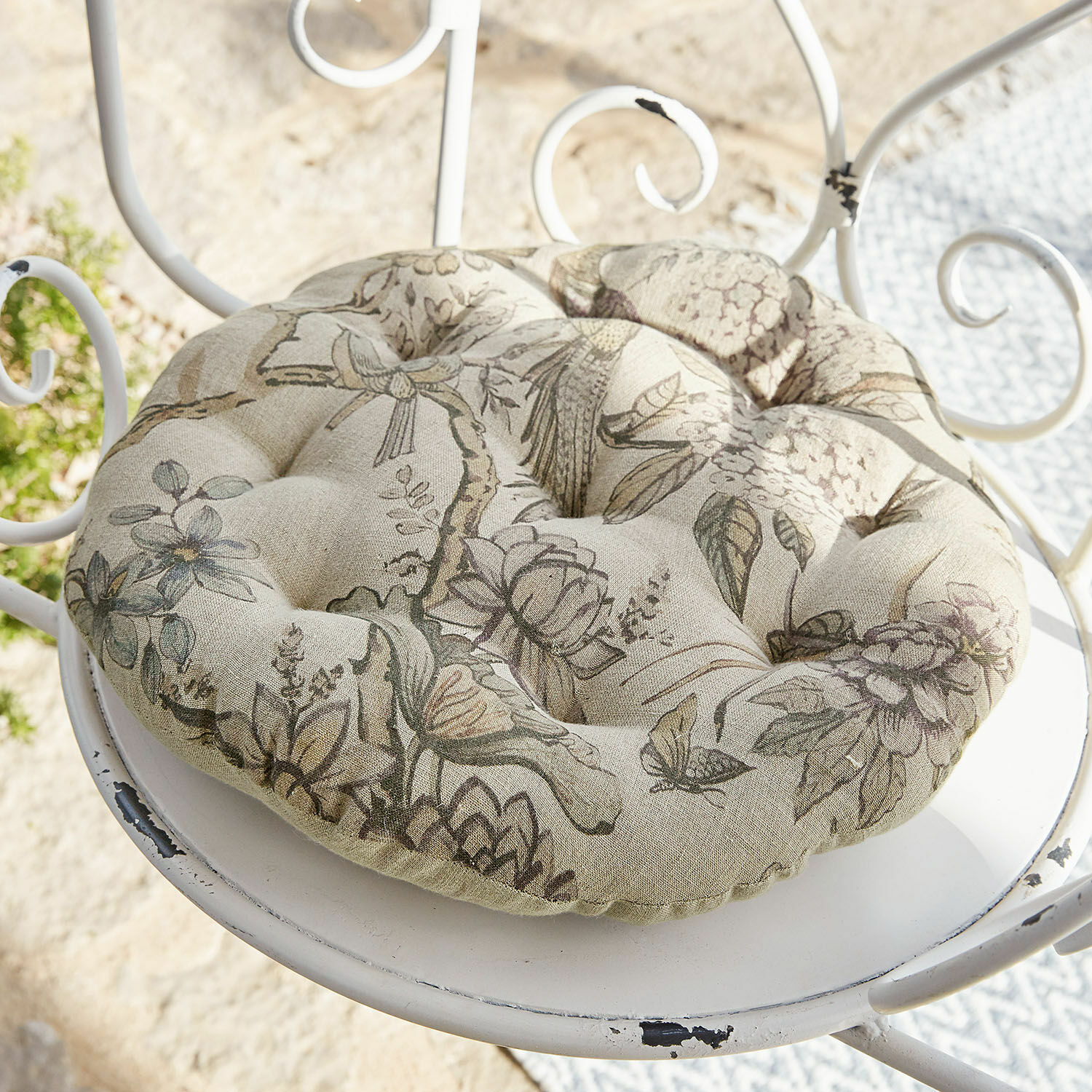 Zitkussen Kayla Ronde katoenen zitkussen in beige met bloemenprint en doorgestikte details voor tuinmeubilair