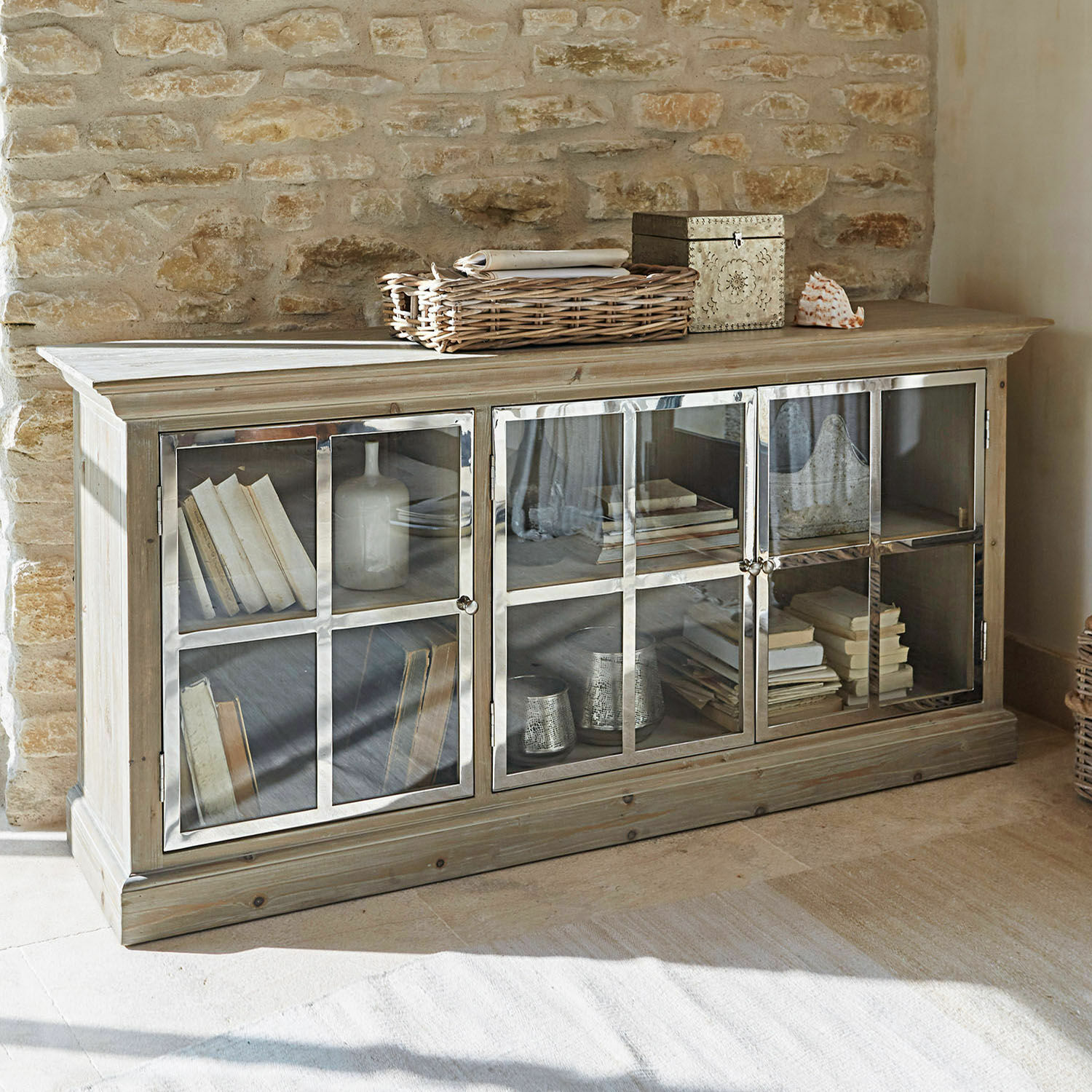 Sideboard Keyport Driedelige lichte houten dressoir met glazen deuren, gevuld met boeken en decoraties in rustieke stijl