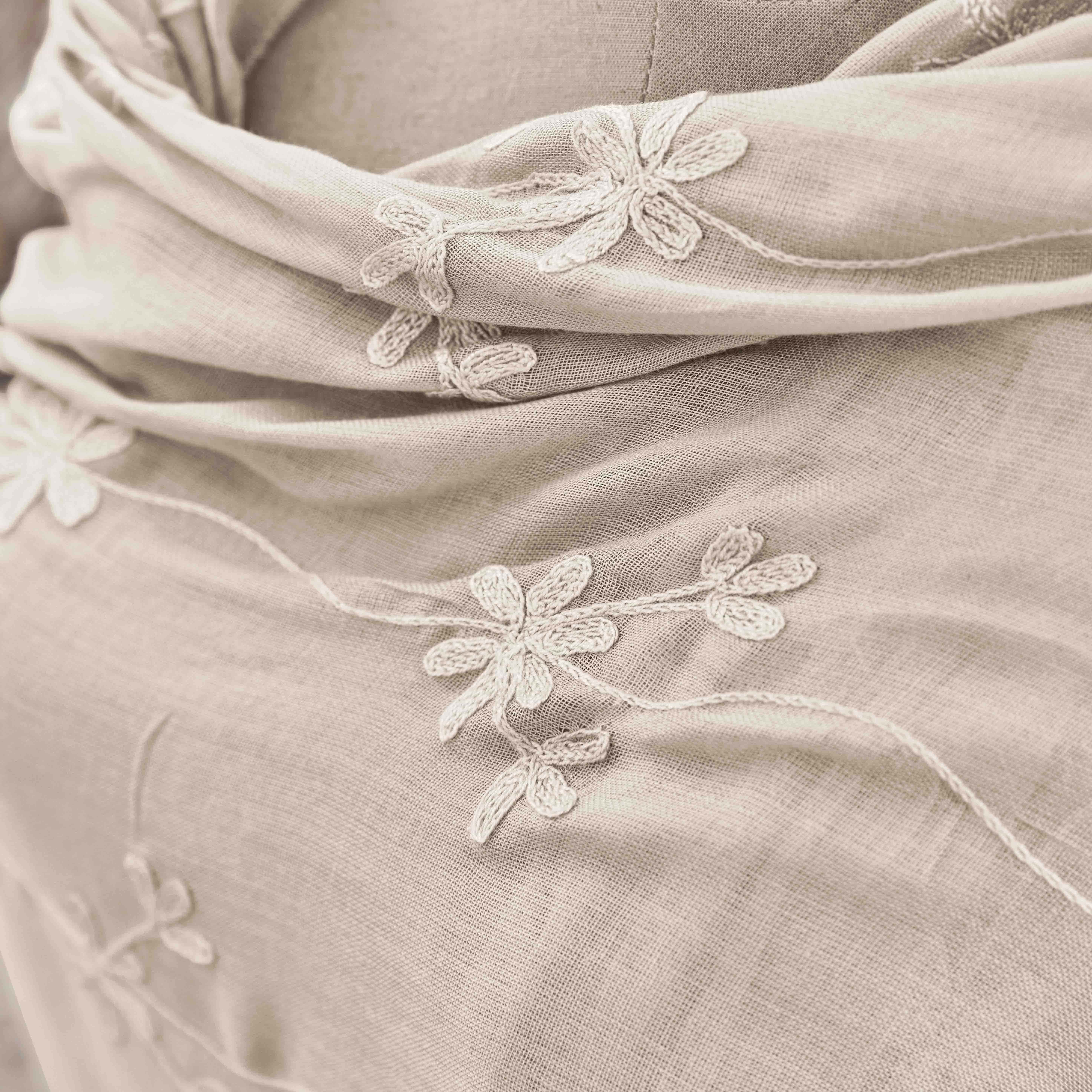 Tissu en lin beige avec broderie florale délicate, décoration textile élégante pour la maison