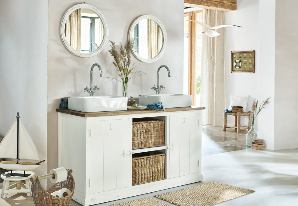Meuble de salle de bain blanc en bois avec deux vasques et miroirs ronds dans un style marin