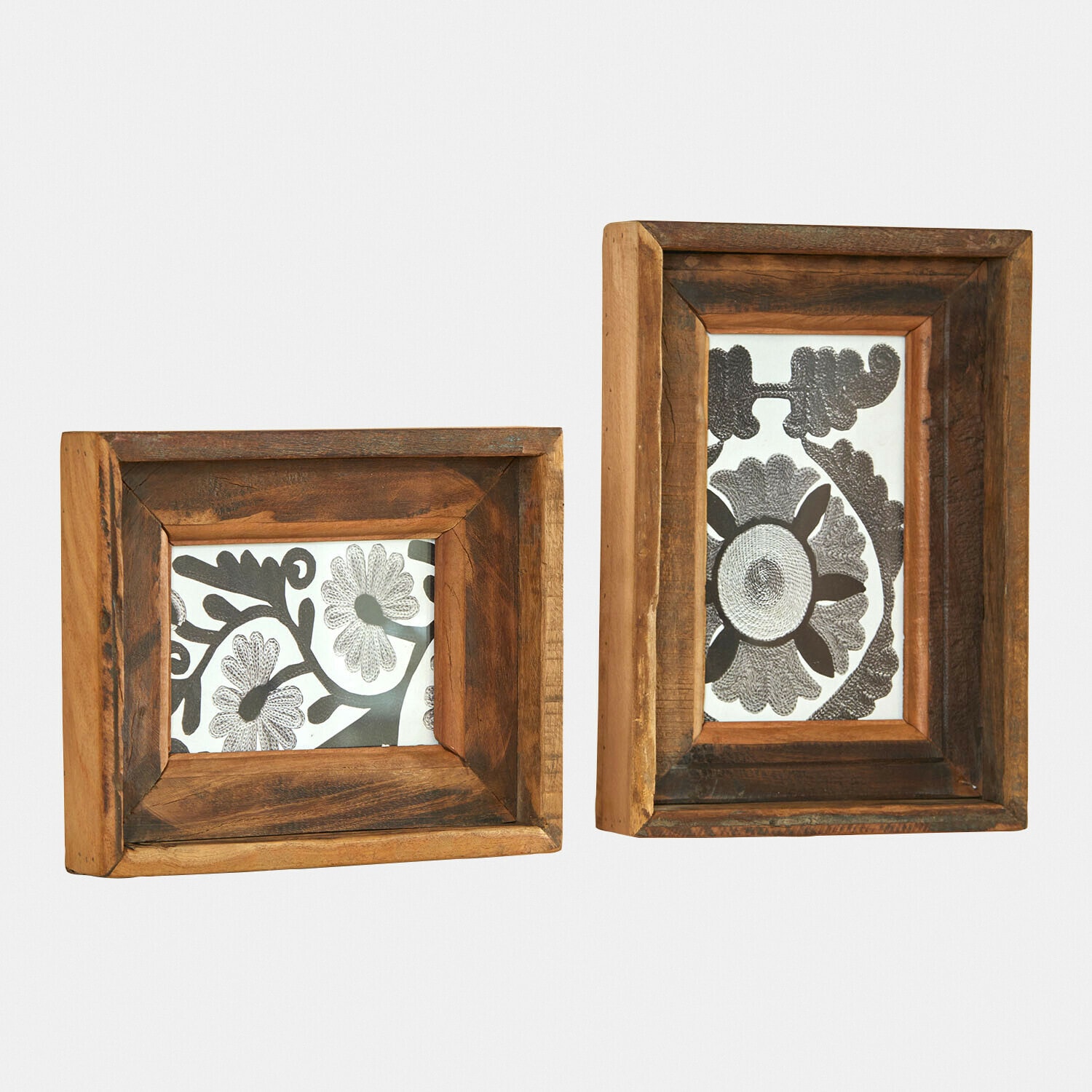 Lot de 2 cadres-photos Valerosas Deux cadres photo rustiques en bois avec motif floral sombre sur fond blanc