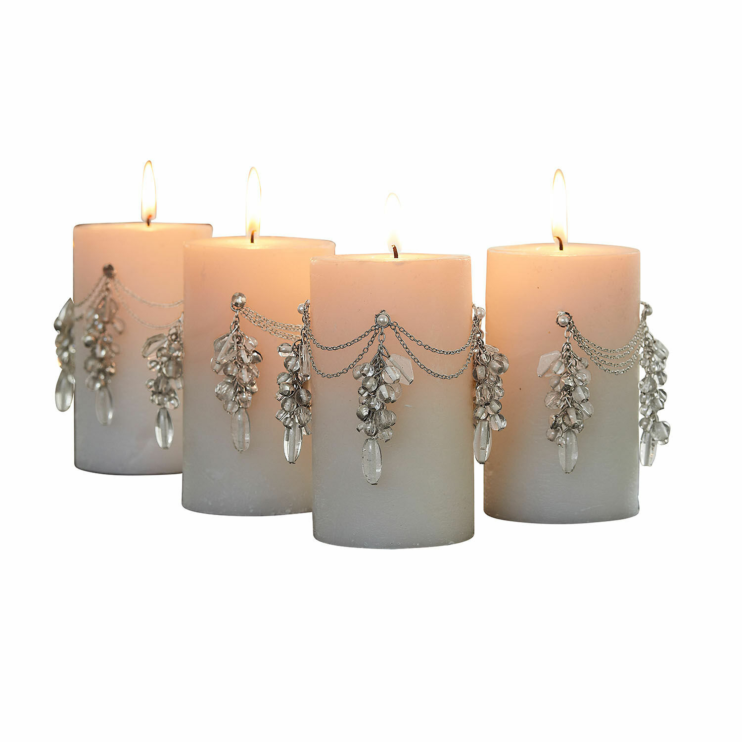 Lot de 4 pin’s décoratifs Gisolée Ensemble de quatre bougies blanches décorées de chaînes argentées et pendentifs en cristal