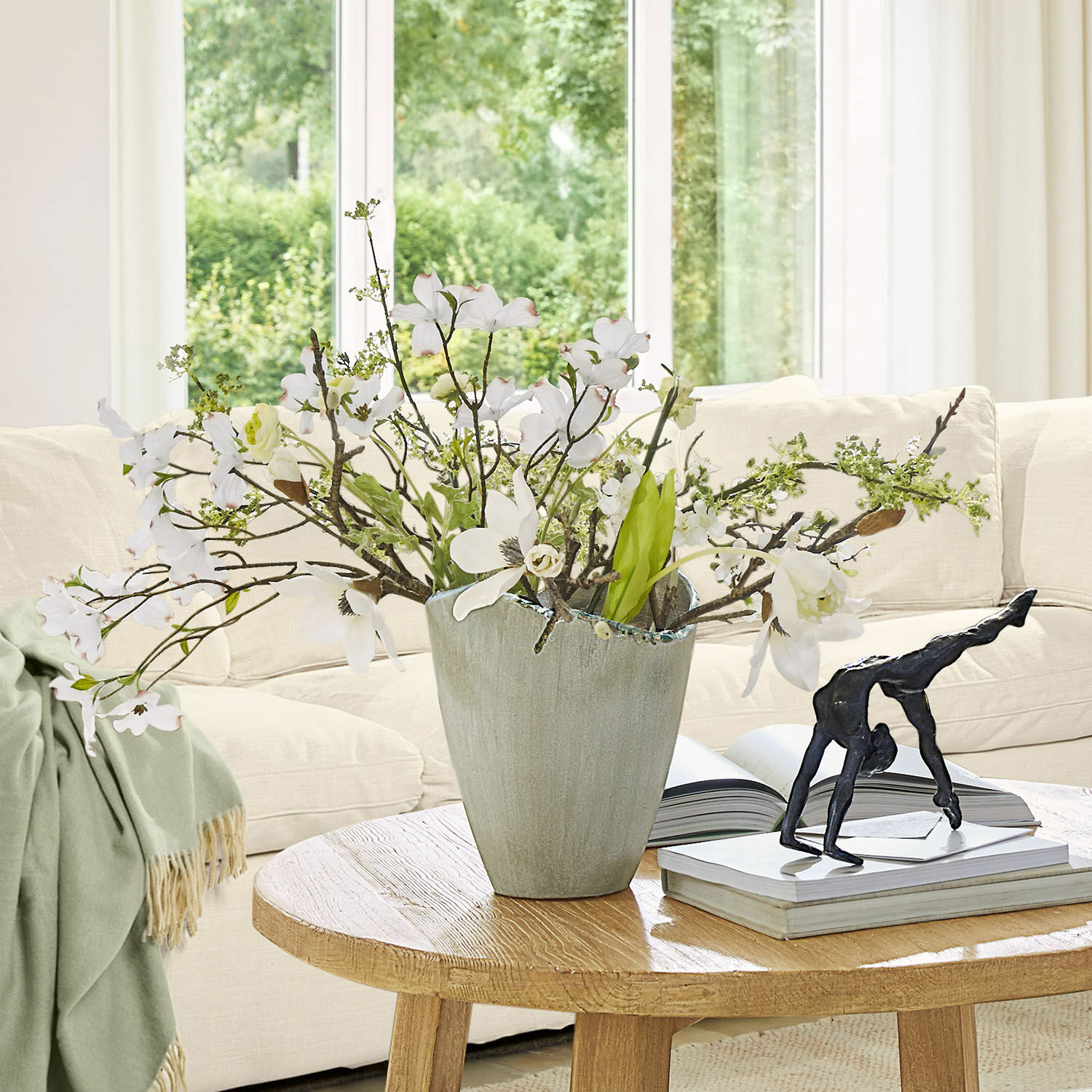 Vaas Yasillo Grijze keramische decoratieve vaas met witte bloemen op houten tafel in lichte woonkamer