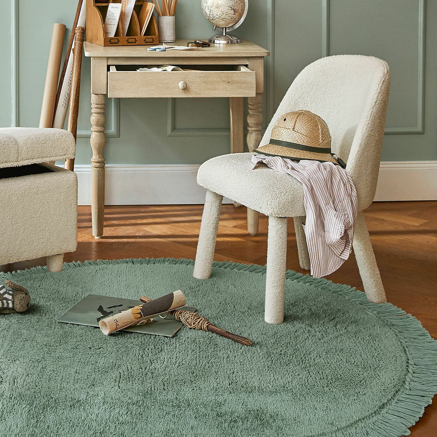 Tapis Ivalex Chaise rembourrée crème sur tapis rond vert avec franges dans une pièce avec bureau en bois clair