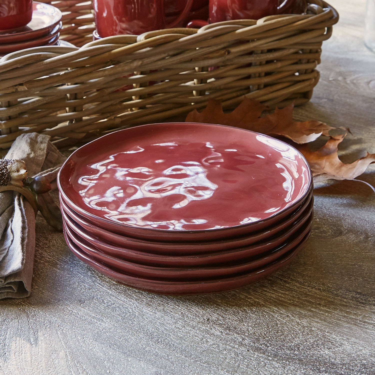 Lot de 6 assiettes Biarré Ensemble d'assiettes en céramique rouge posées sur une table en bois avec feuilles d'automne et panier