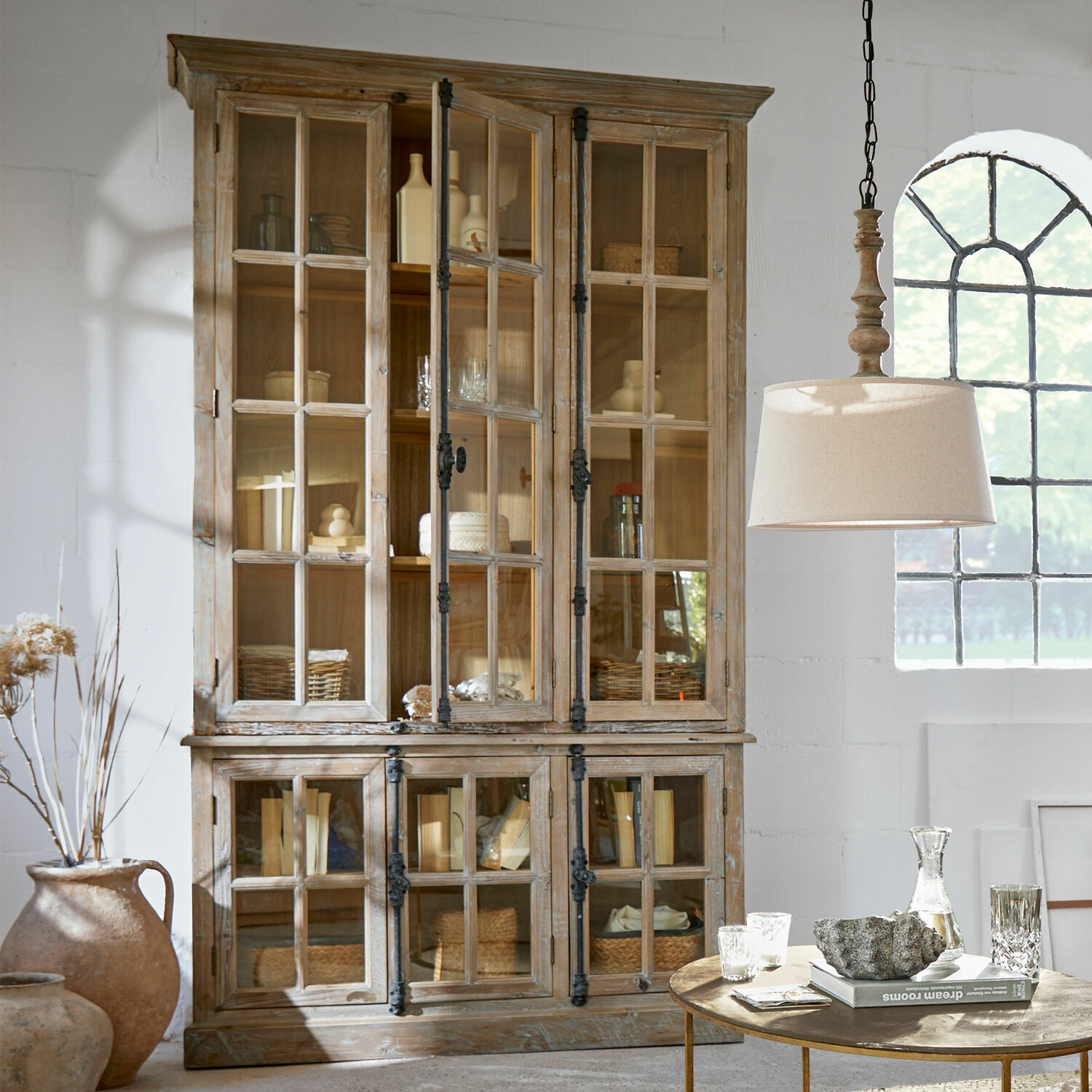 Vitrine Mamirolle Vitrine rustique en bois naturel avec portes vitrées, idéale pour le salon lumineux