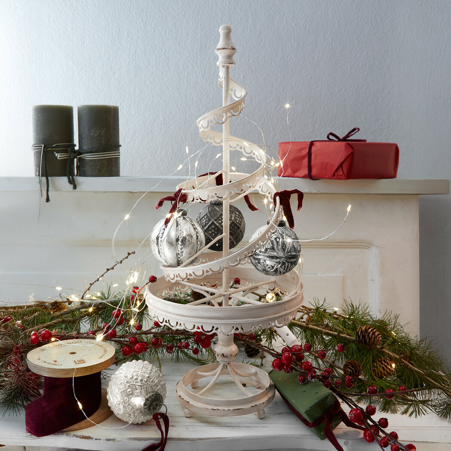 Sapin décoratif Gerzat Décoration de Noël en métal blanc avec boules suspendues et guirlande lumineuse LED, cadeaux rouges en arrière-plan