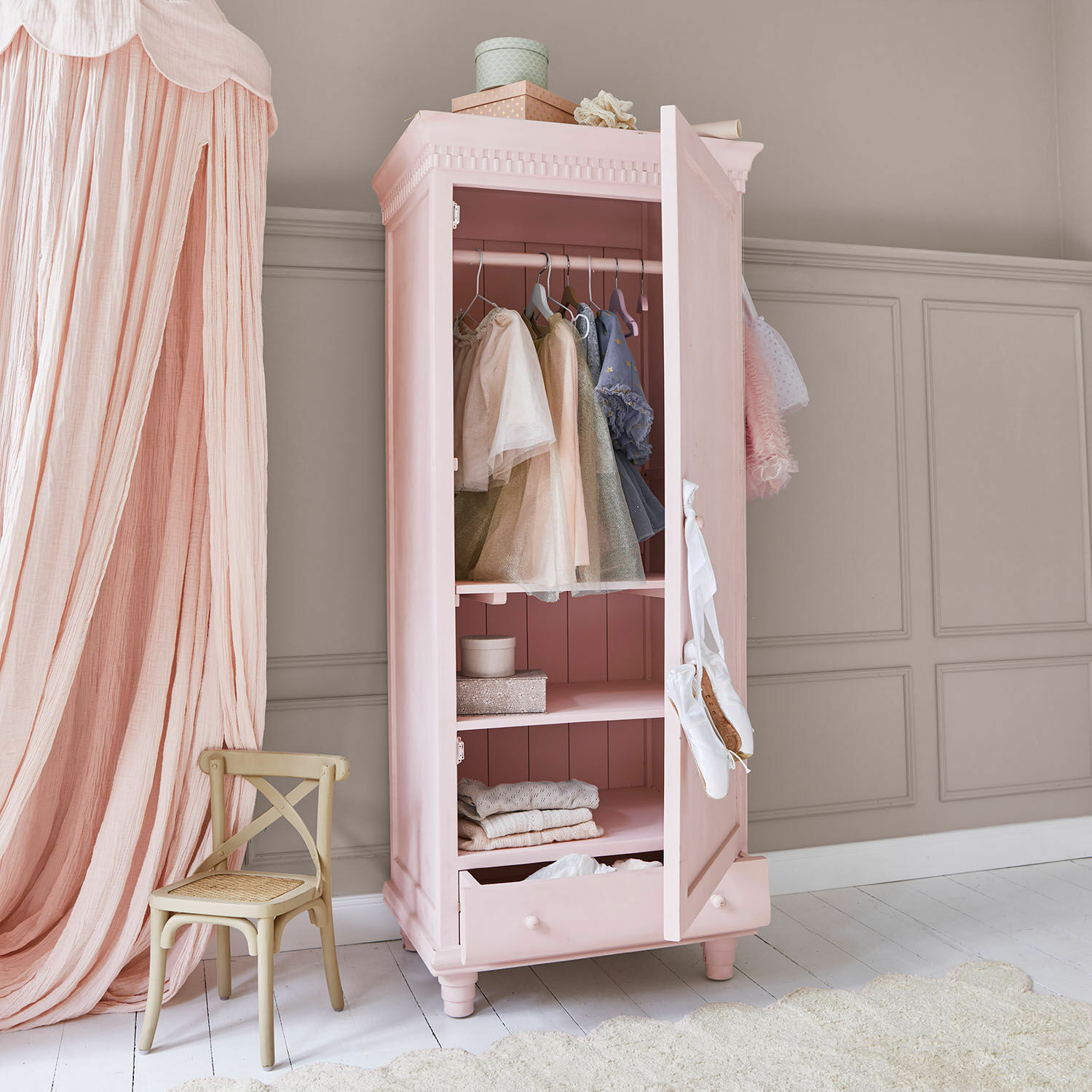 Kledingkast Solevreux Roze houten kinderkast met kleding en balletschoenen, pastelmeubel voor kinderkamer
