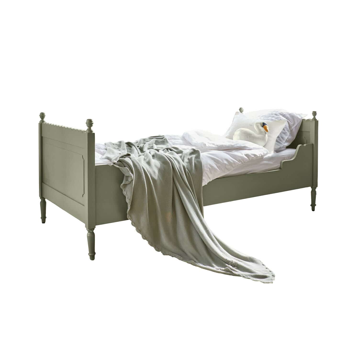 Lit en bois vert olive avec literie blanche et couverture grise, style vintage pour chambre à coucher