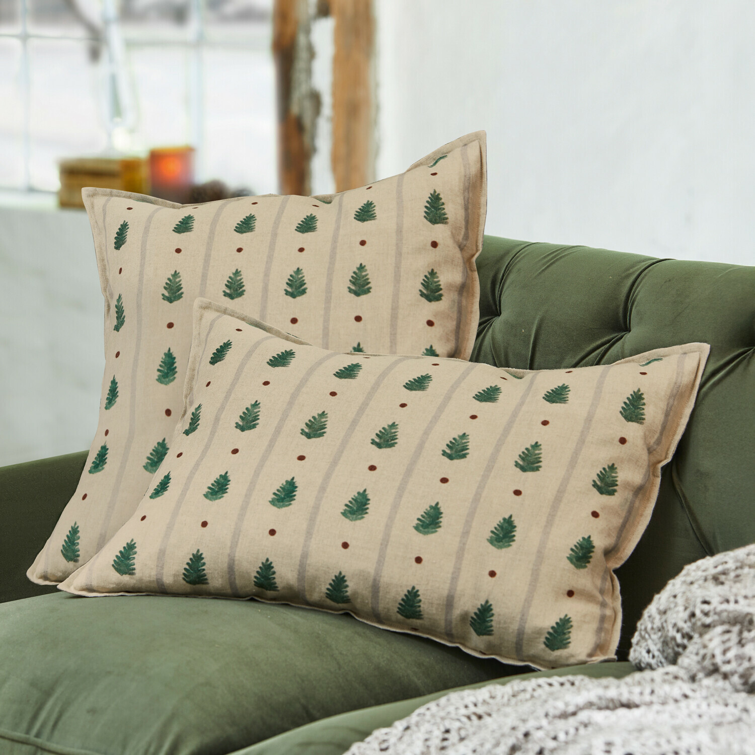 Kussenhoes set van 2 Emily Beige sierkussens met groen bladmotief op groene bank, woontextiel voor woonkamer