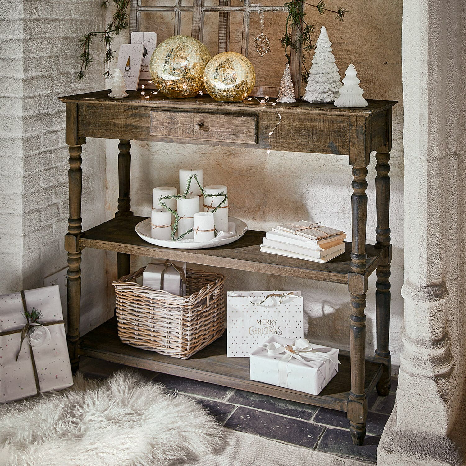 Sidetable Roubaix Rustieke houten sidetable met lade en natuurlijke kerstdecoraties in neutrale kleuren