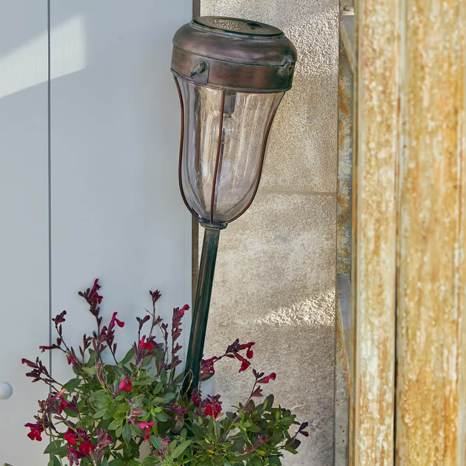 Lampe de jardin en laiton vintage avec abat-jour transparent et fleurs rouges décoratives