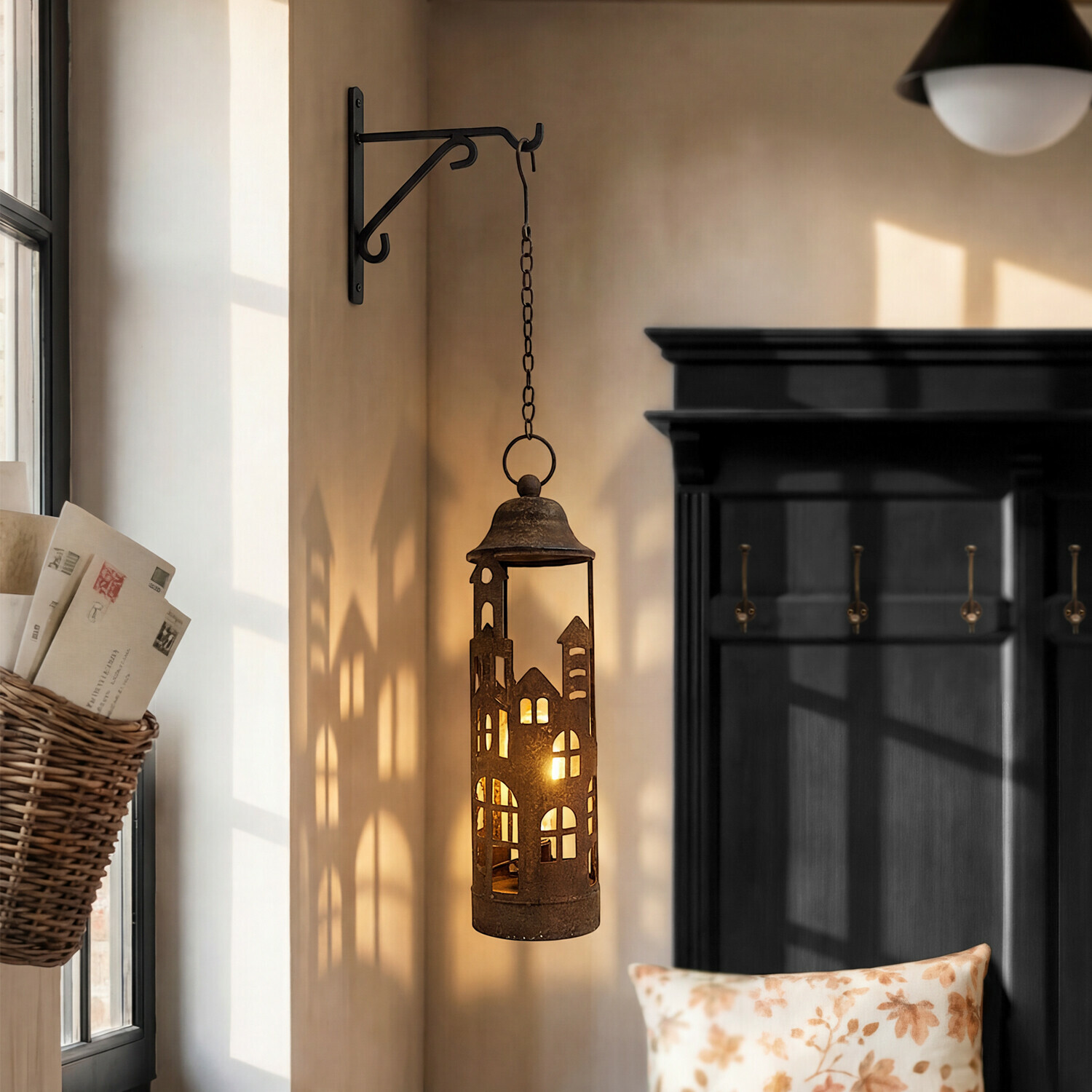 Ledlantaarn Vessper Hangende metalen lantaarn in huisvorm met warm licht, rustieke interieurdecoratie