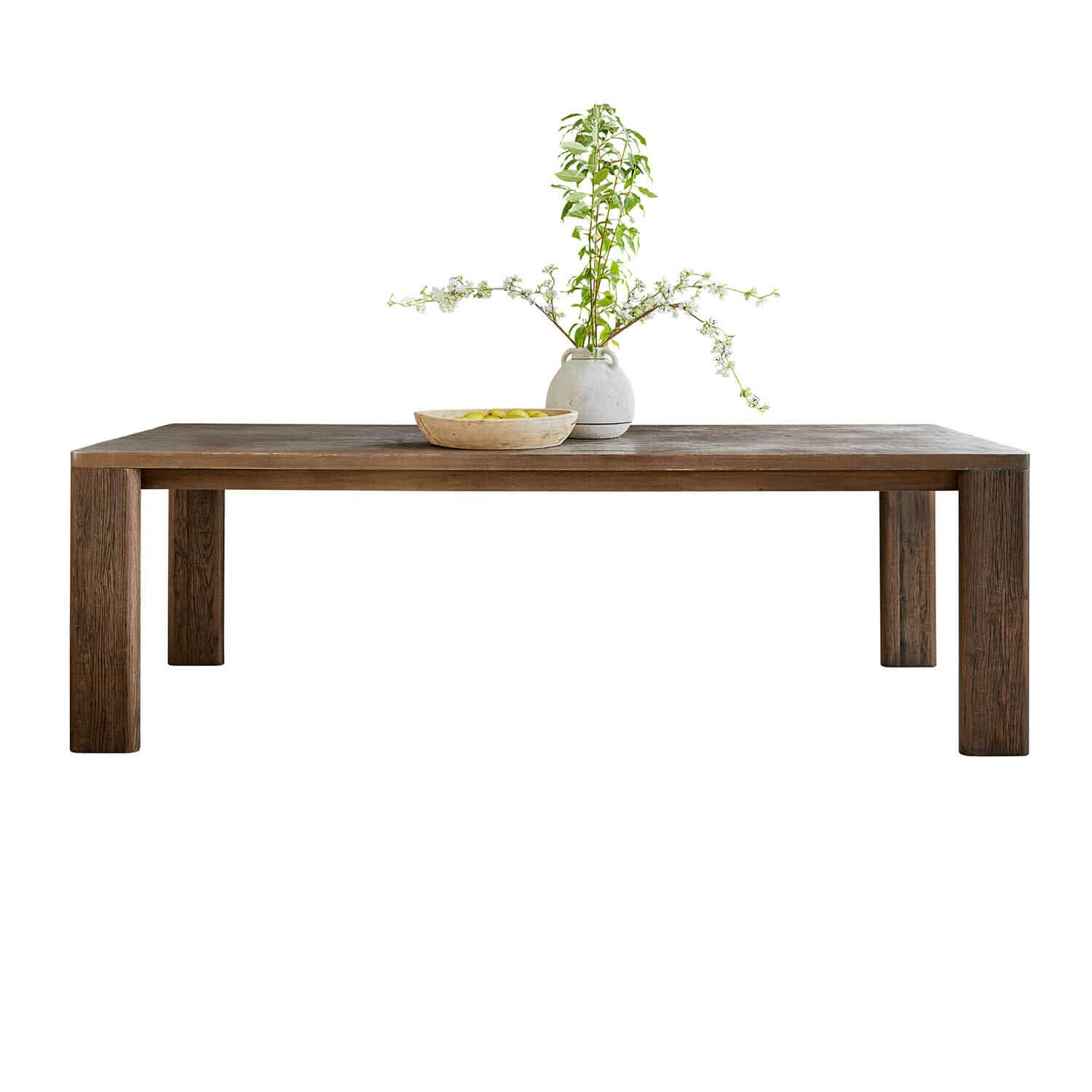 Tafel Gianoro Donkere houten tafel met rechthoekig blad, versierd met keramische vaas met groene takken en schaal met fruit
