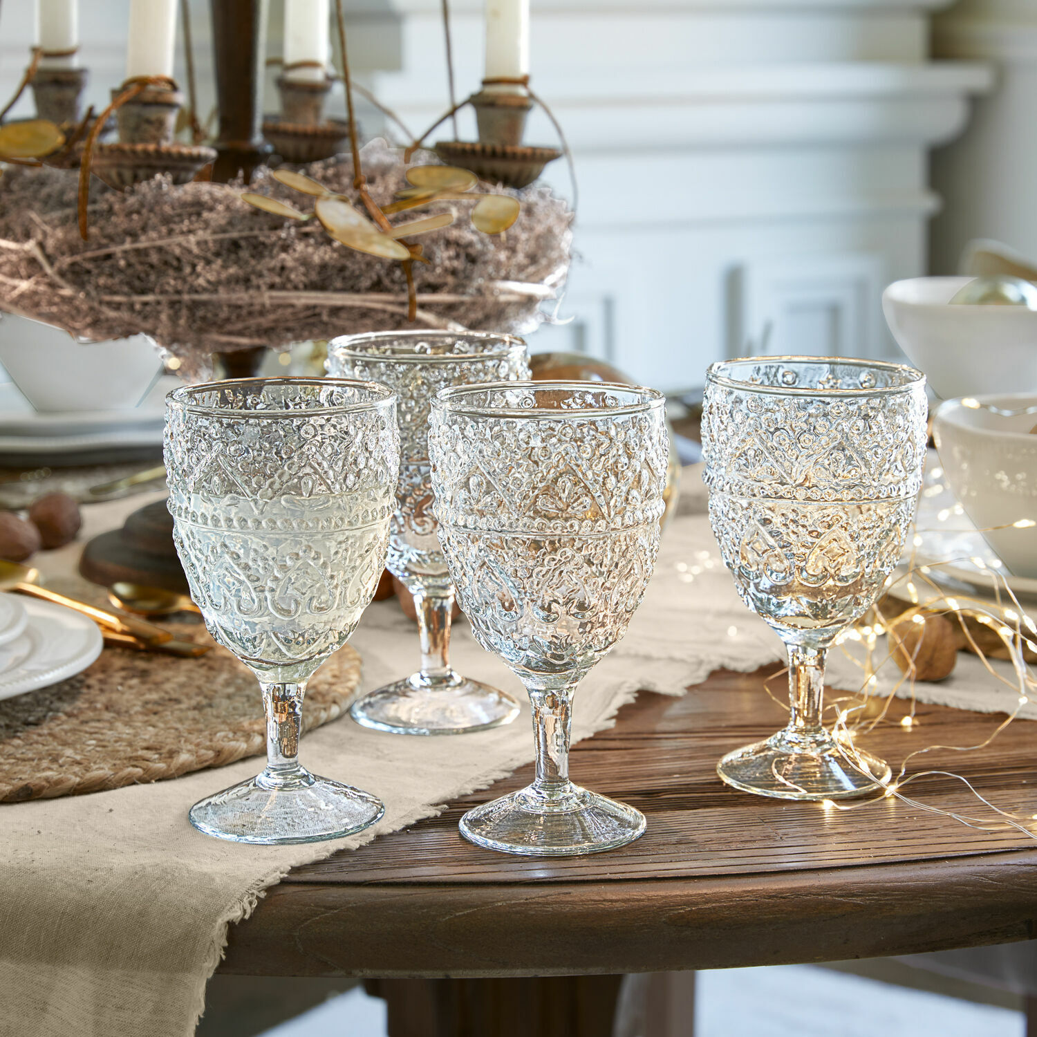 Glas set van 4 Ivrecourt Set van vier transparante glazen met decoratief patroon op houten tafel met feestelijke decoratie
