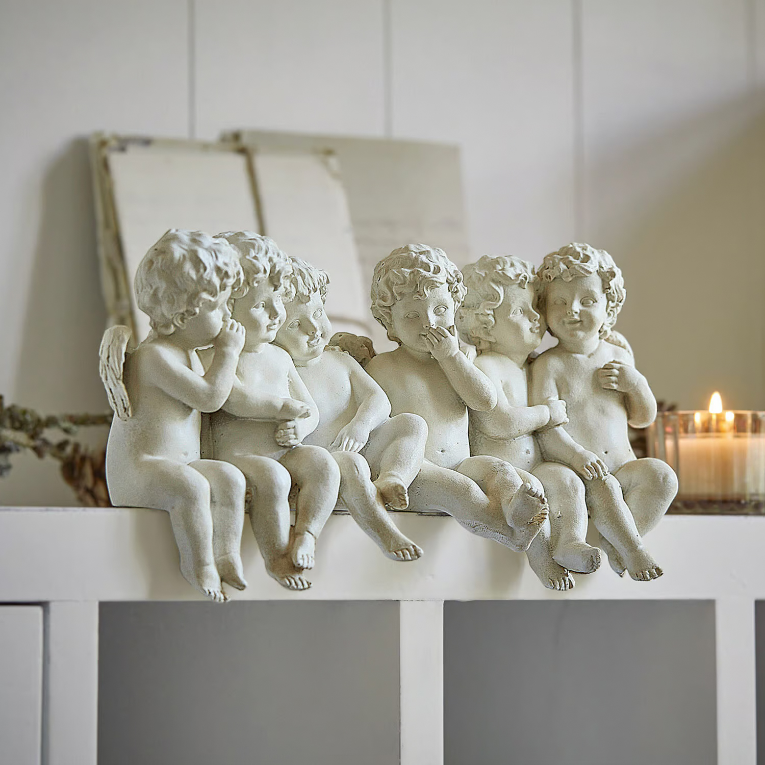 Figurines d'anges blanches en résine assises sur une étagère, décoration intérieure élégante