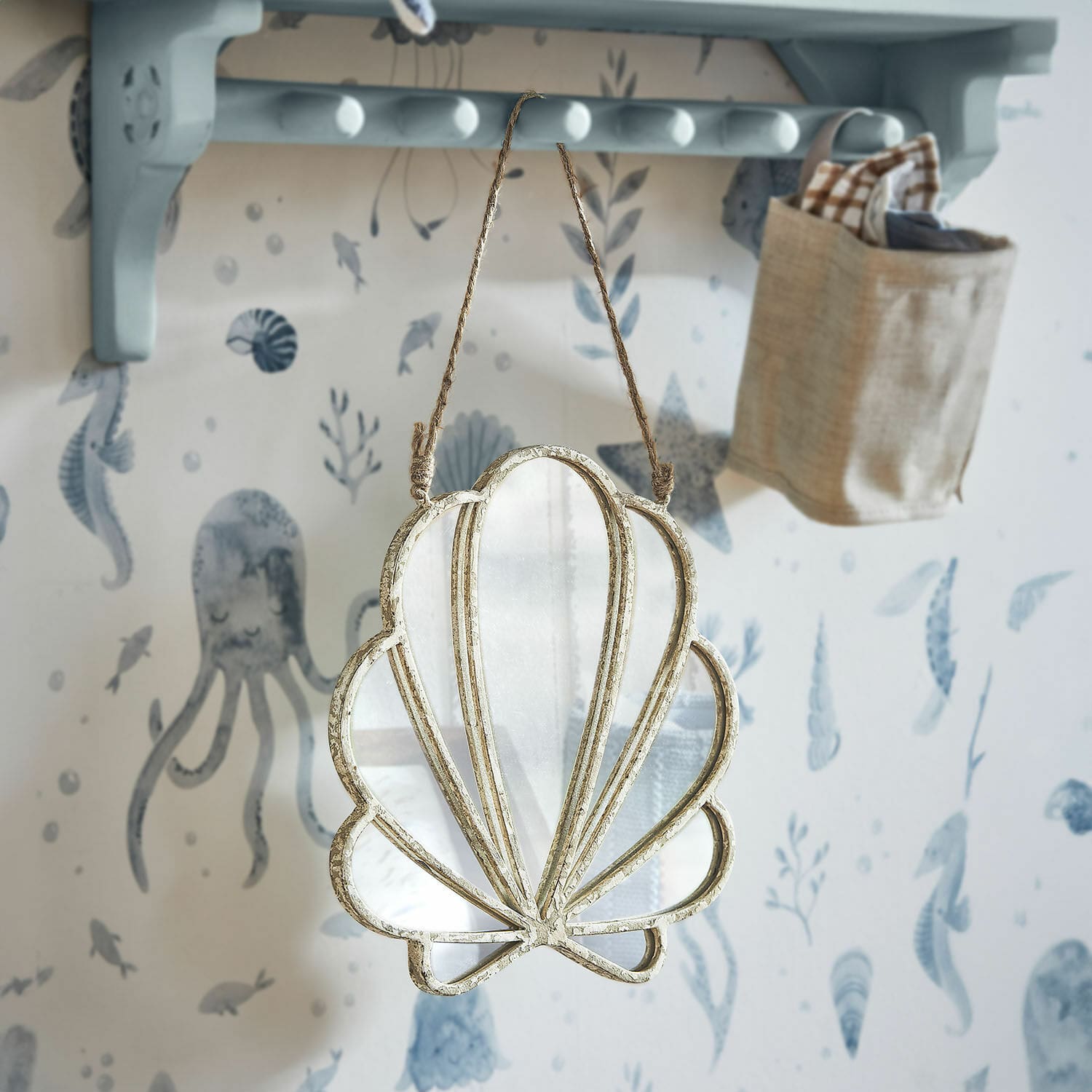 Spiegel met koord Vellaro Decoratieve schelpvormige spiegel met gouden metalen lijst om op te hangen