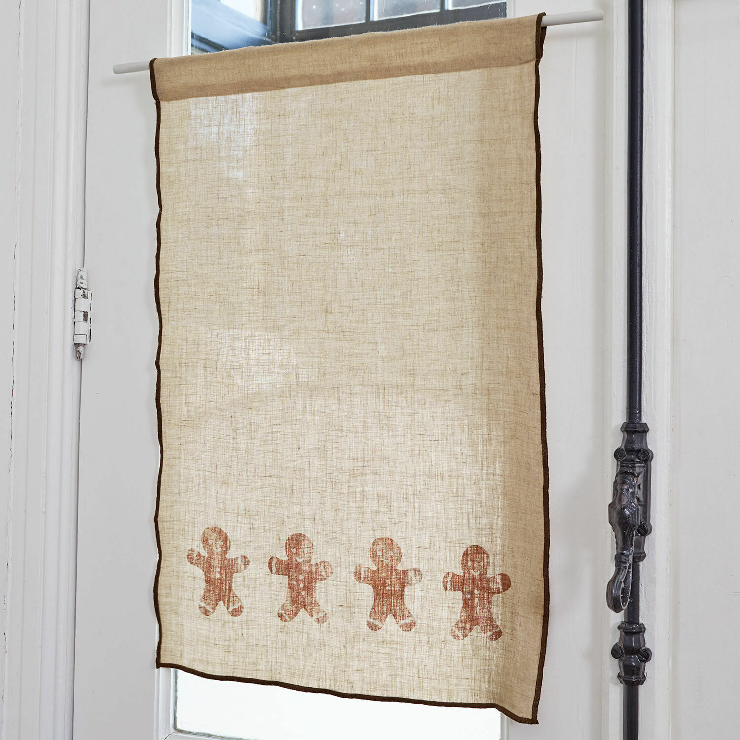 Rideau en lin beige avec bordures marron et motifs bonhommes en pain d'épice, décoration de fenêtre