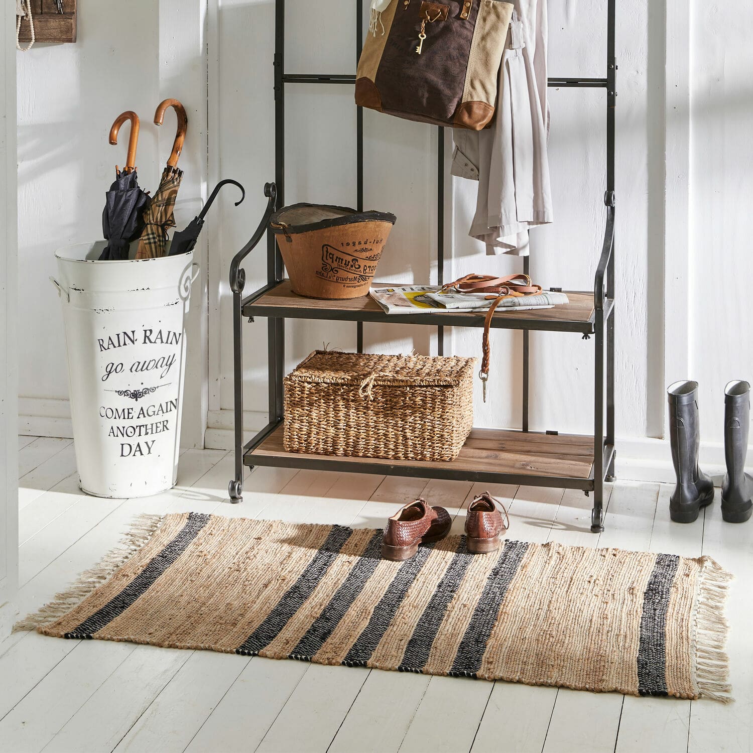 Tapis Orgeval Tapis en jute naturel à rayures noires sur un sol clair dans une entrée chaleureuse