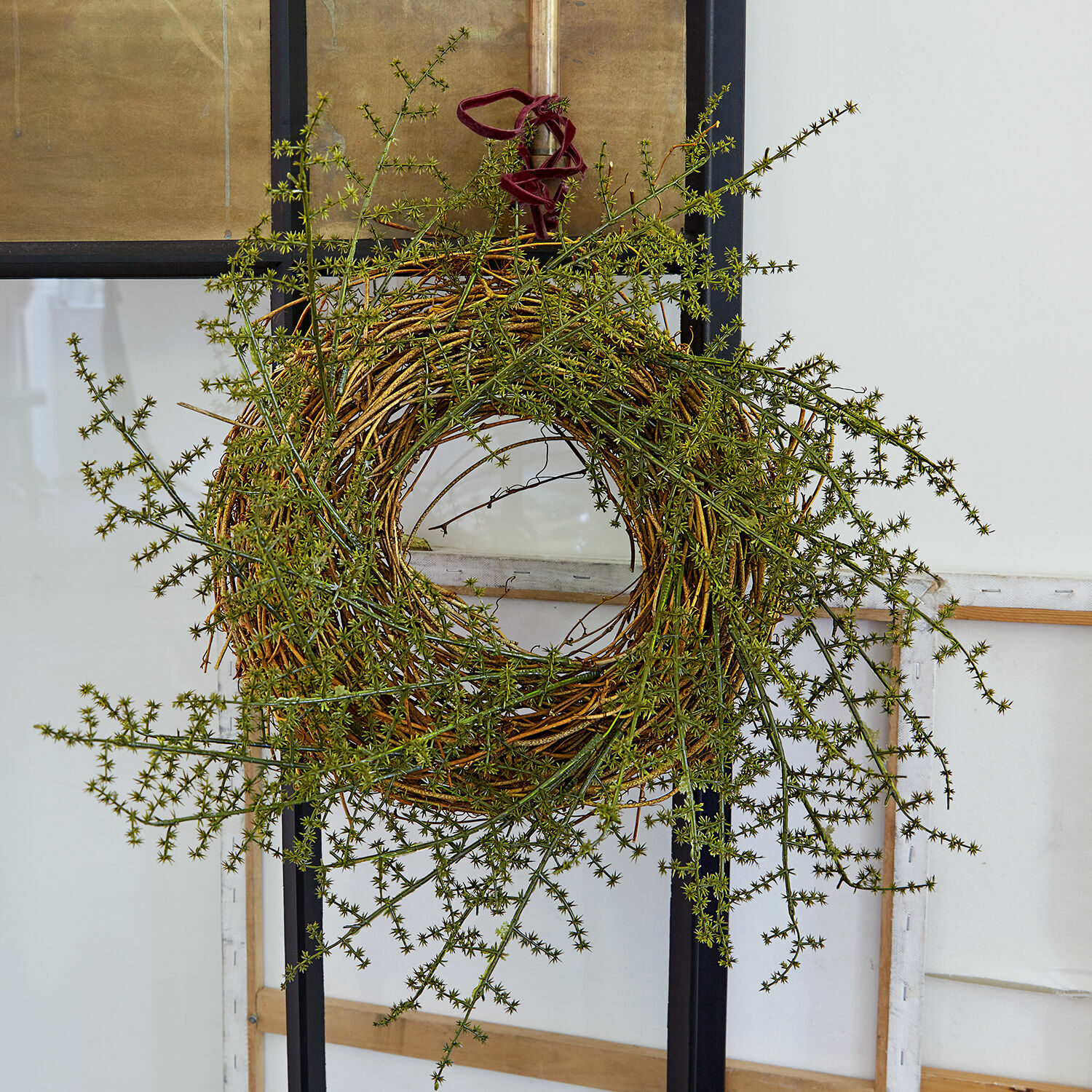 Couronne Helvique Couronne décorative en branches naturelles avec feuillage vert suspendue au mur