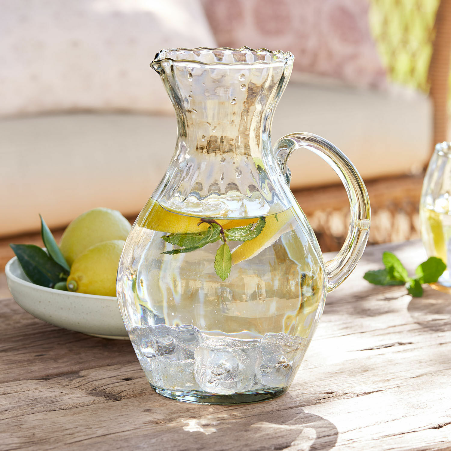 Carafe Bourgavin Carafe en verre avec eau, glaçons, citron et menthe sur table en bois, boisson estivale