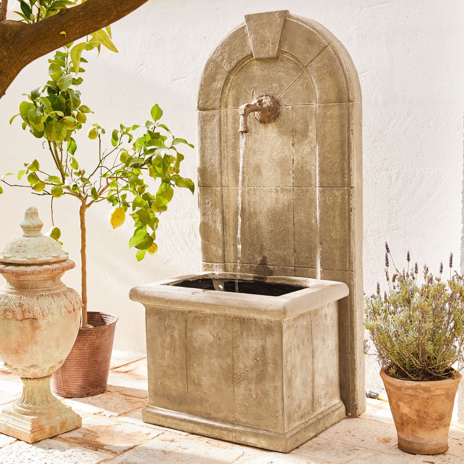 Fontaine Ginette Fontaine de jardin décorative en pierre beige avec robinet en métal et jet d'eau coulant