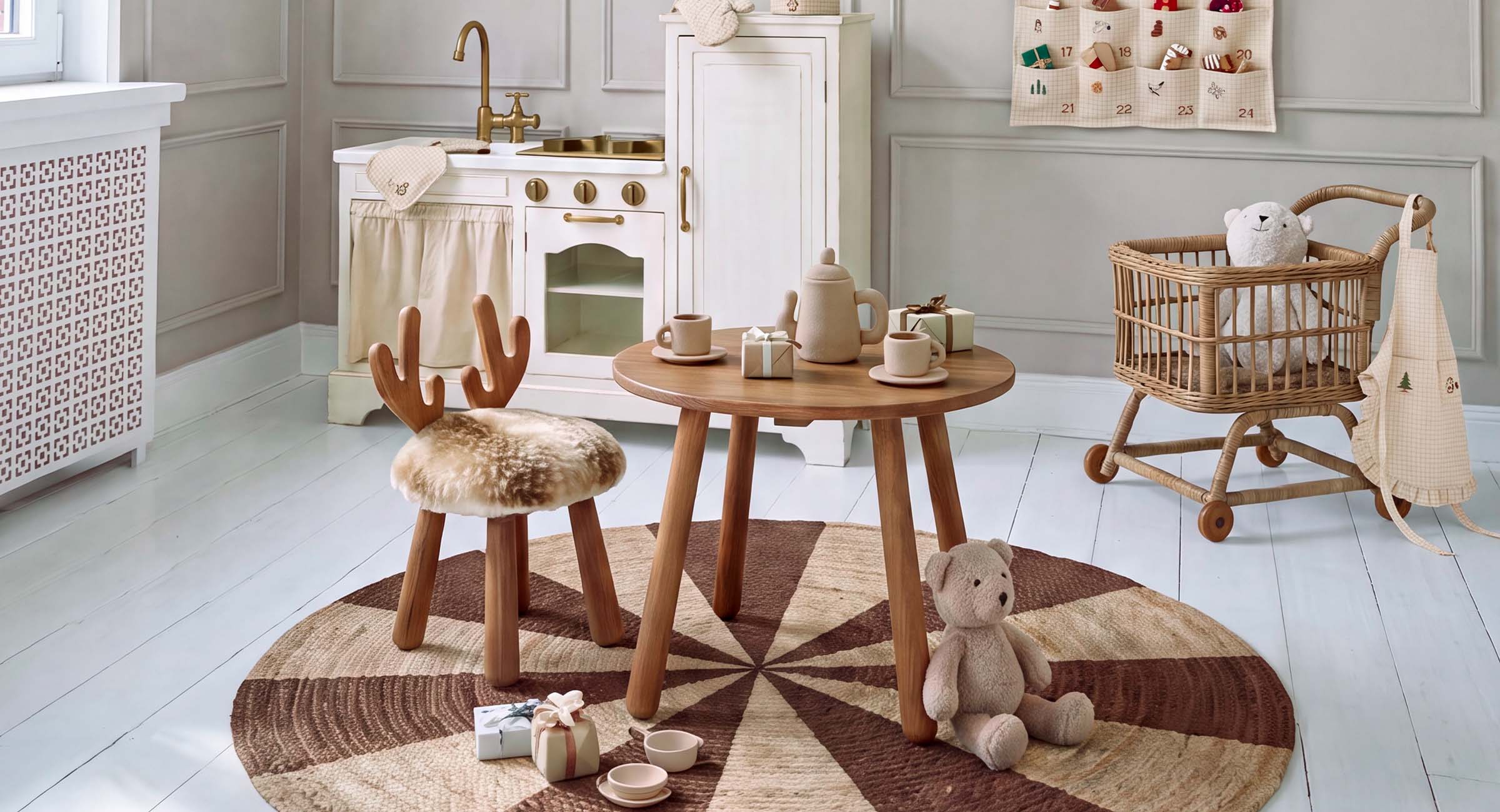 Houten tafel en stoel met bont, witte speelgoedkeuken en kerstdecoratie in lichte kinderkamer