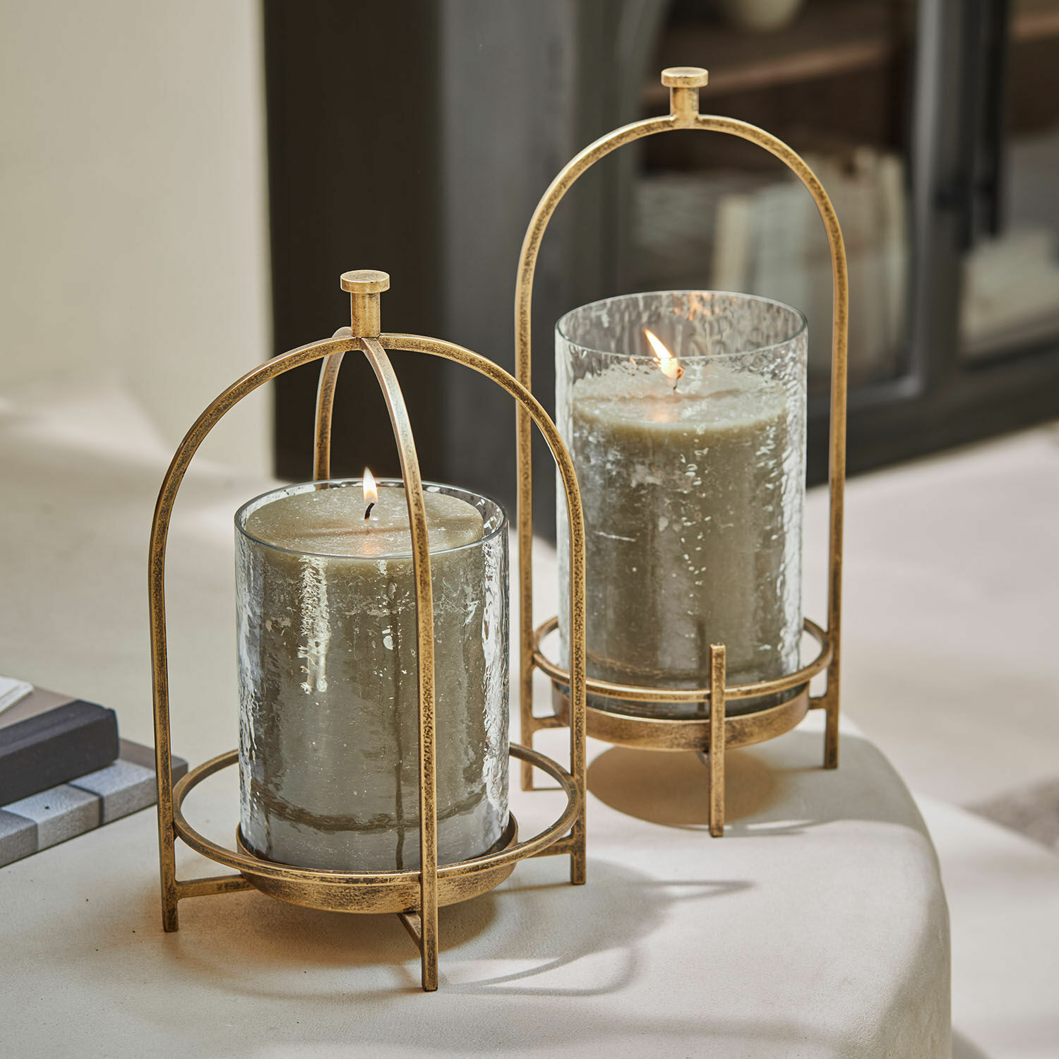 Windlicht set van 2 Biserre Twee glazen kandelaren met antiek gouden metalen frame en grijze decoratieve kaarsen