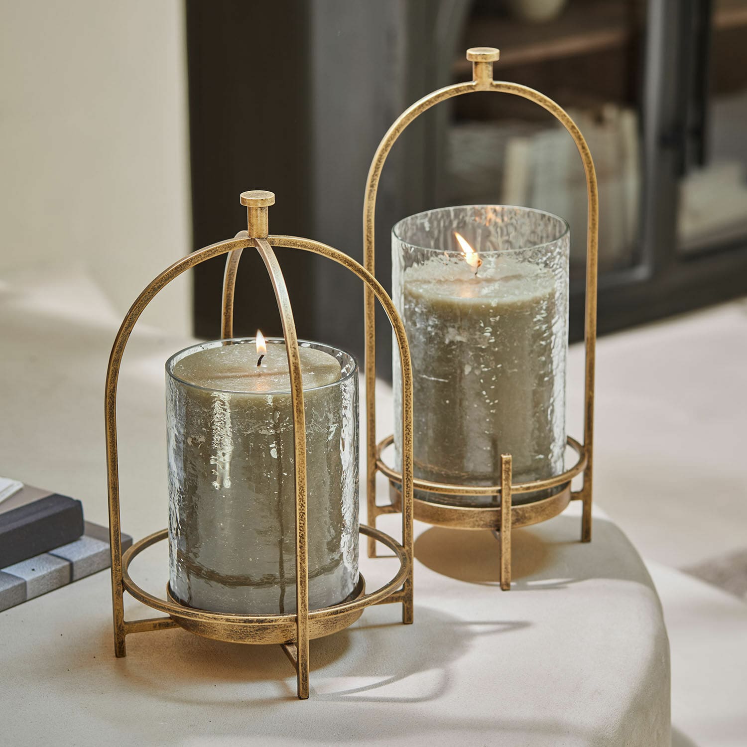 Windlicht set van 2 Biserre Twee glazen kandelaren met antiek gouden metalen frame en grijze decoratieve kaarsen