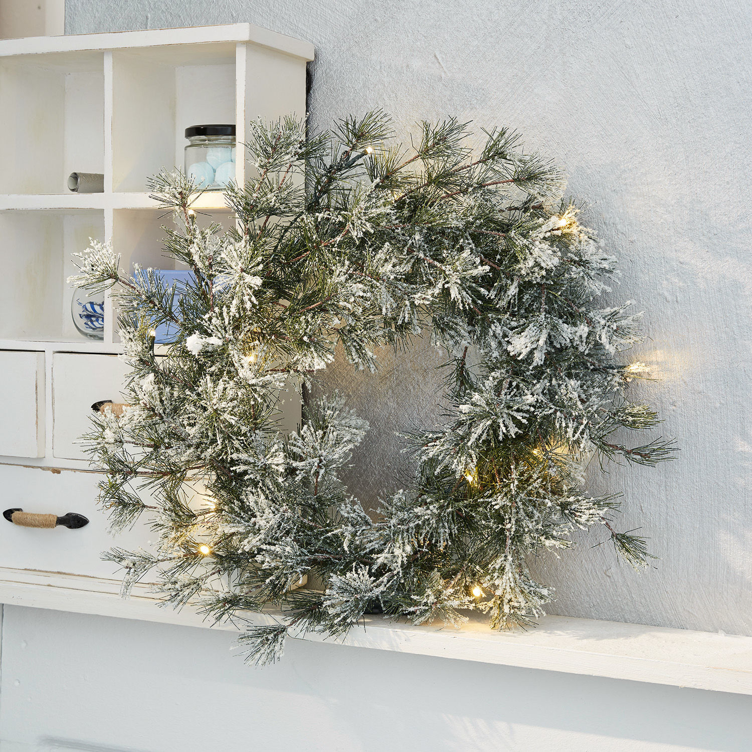 Krans met LED-lampjes Vire Besneeuwde kerstkrans met groene takken en warme LED-verlichting voor huisdecoratie