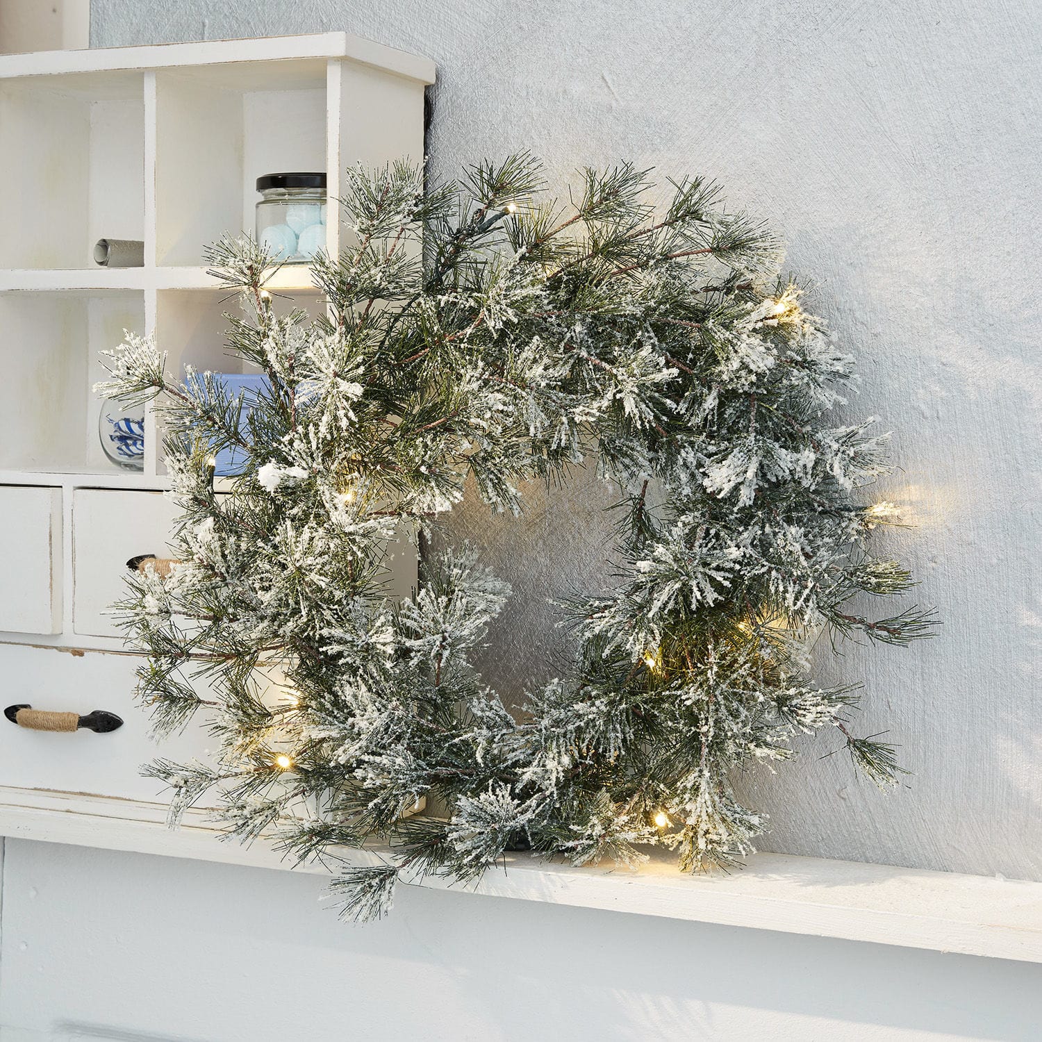Krans met LED-lampjes Vire Besneeuwde kerstkrans met groene takken en warme LED-verlichting voor huisdecoratie