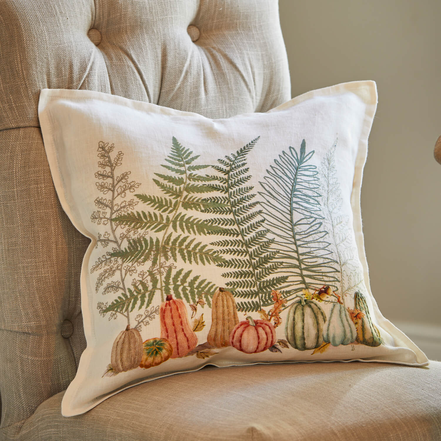 Linnen kussen in ecru met varen- en pompoenprint, stijlvolle woondecoratie voor een natuurlijke sfeer