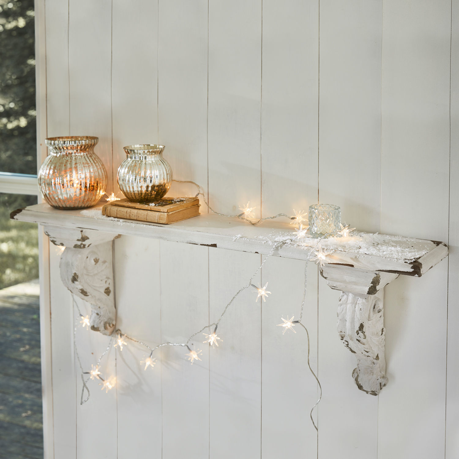 Console murale Mouscron Étagère murale en bois blanc vieilli avec guirlande lumineuse étoilée et photophores en verre décoratifs