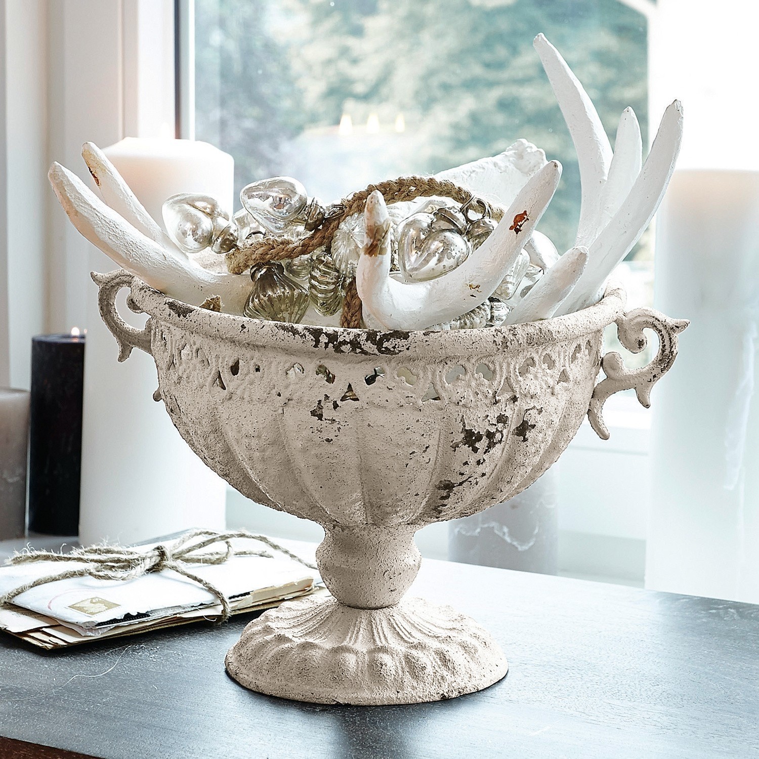 Amfoor Vescemont Decoratieve witte metalen schaal in vintage stijl met versieringen en kaarsen op tafel