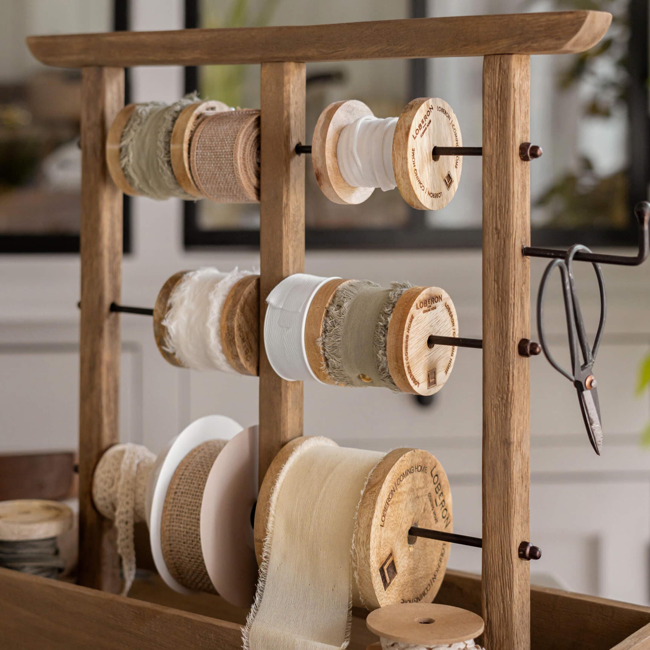 Support en bois avec bobines de rubans naturels pour décoration et travaux manuels