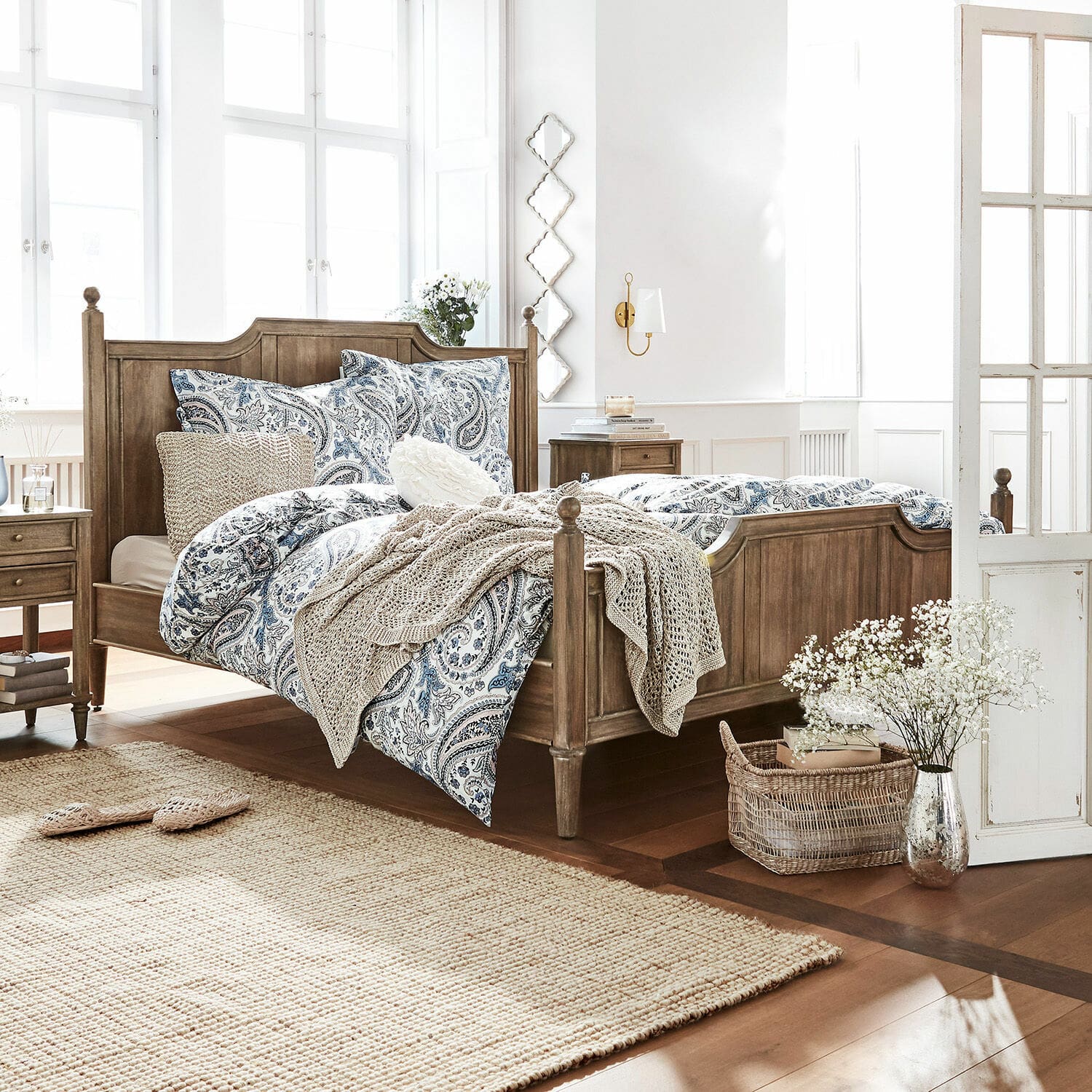 Lit Lubbock Chambre avec lit en bois et linge de lit bleu-blanc à motif paisley, tapis naturel et décorations