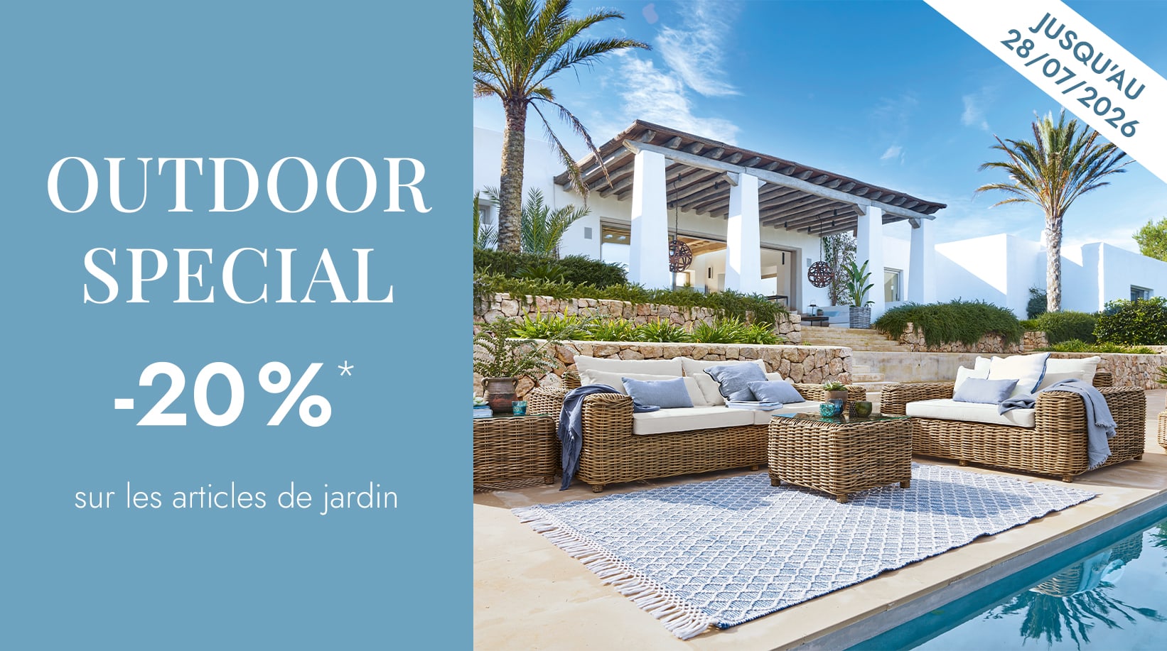 Ensemble de mobilier de jardin en rotin naturel avec coussins clairs au bord de la piscine devant une villa blanche