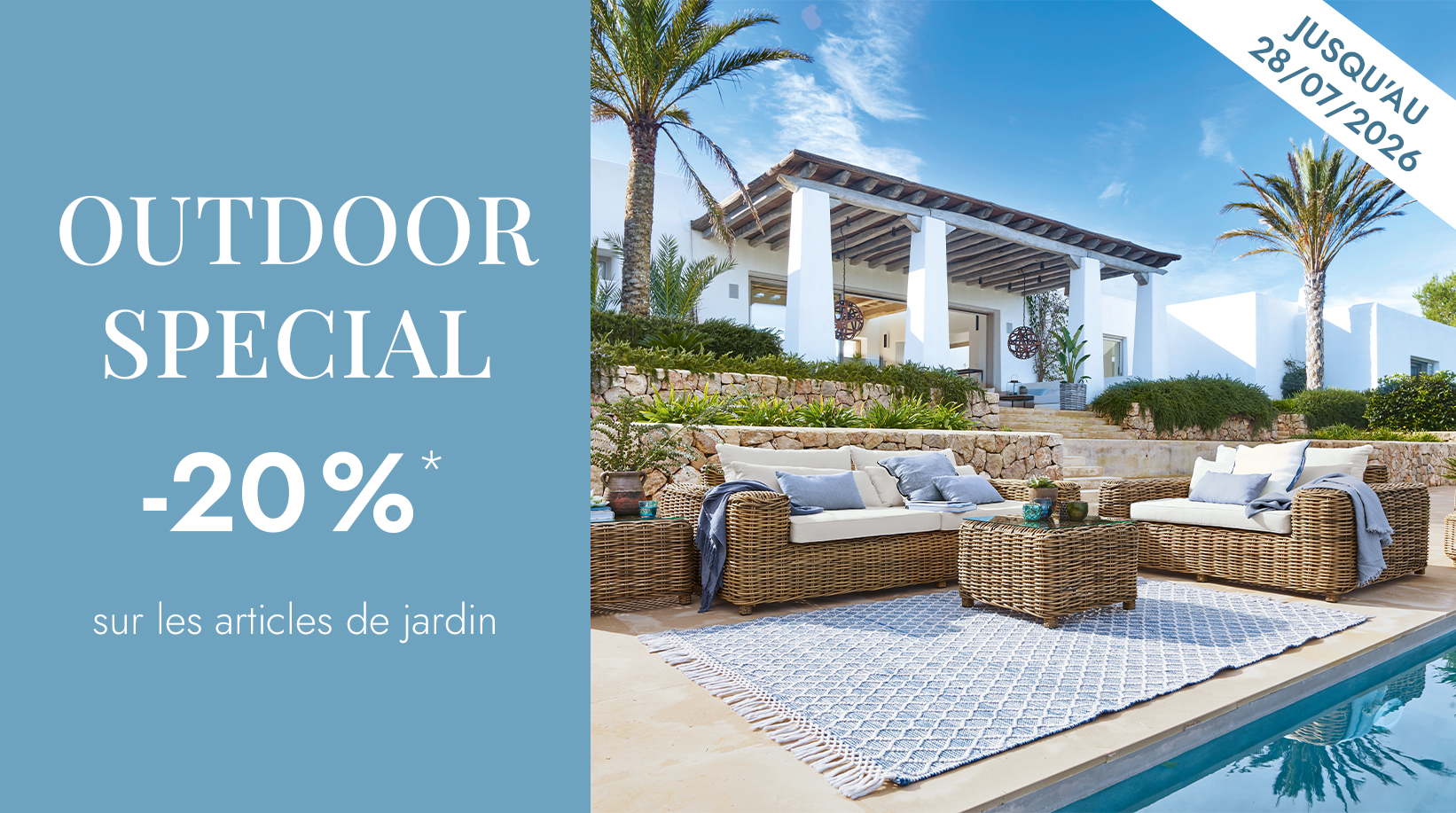 Ensemble de mobilier de jardin en rotin naturel avec coussins clairs au bord de la piscine devant une villa blanche