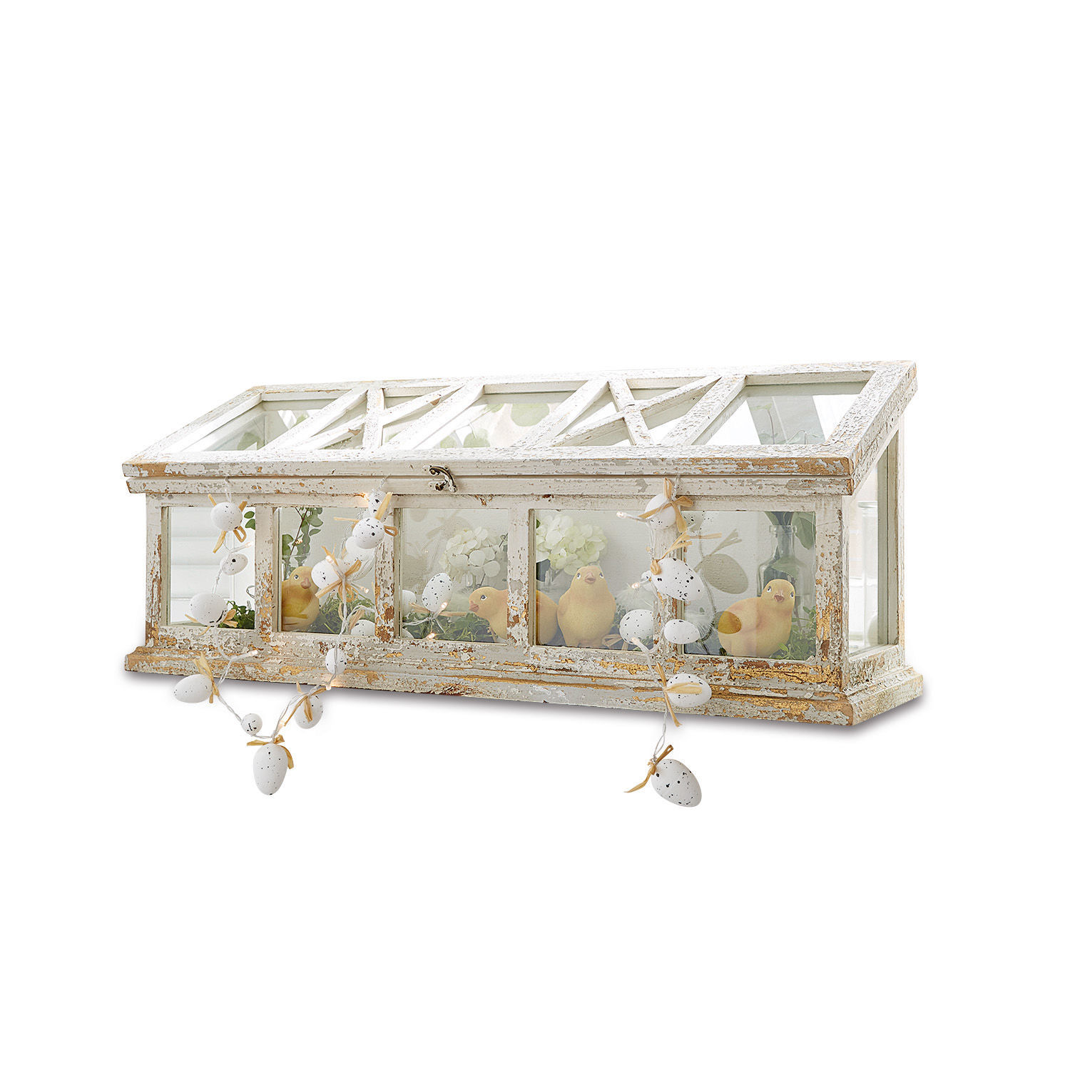 Serre décorative en bois blanc vieilli avec décorations de Pâques et oiseaux jaunes à l'intérieur