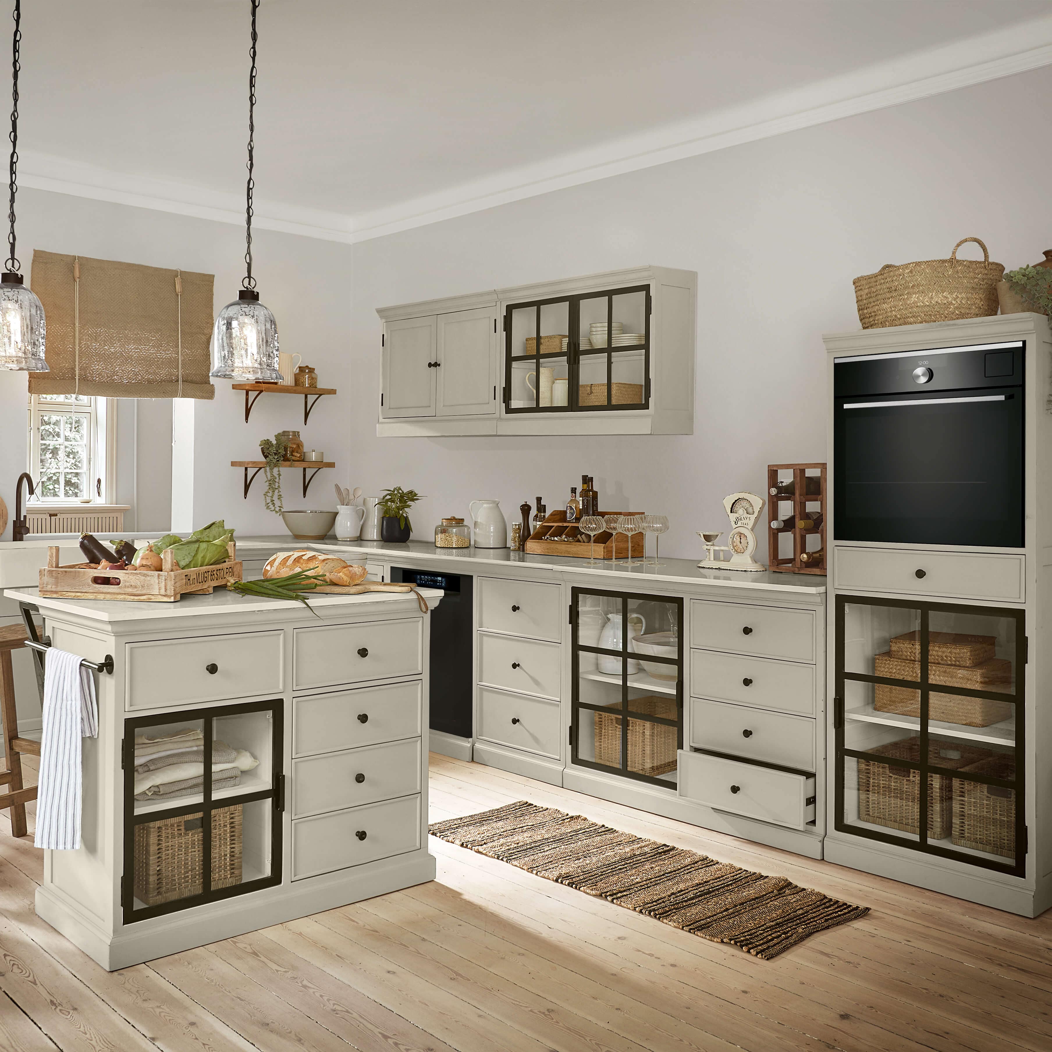 Landelijke keuken met lichtgrijze houten kasten en zwarte glazen deuren, natuurlijke decoratieve accessoires